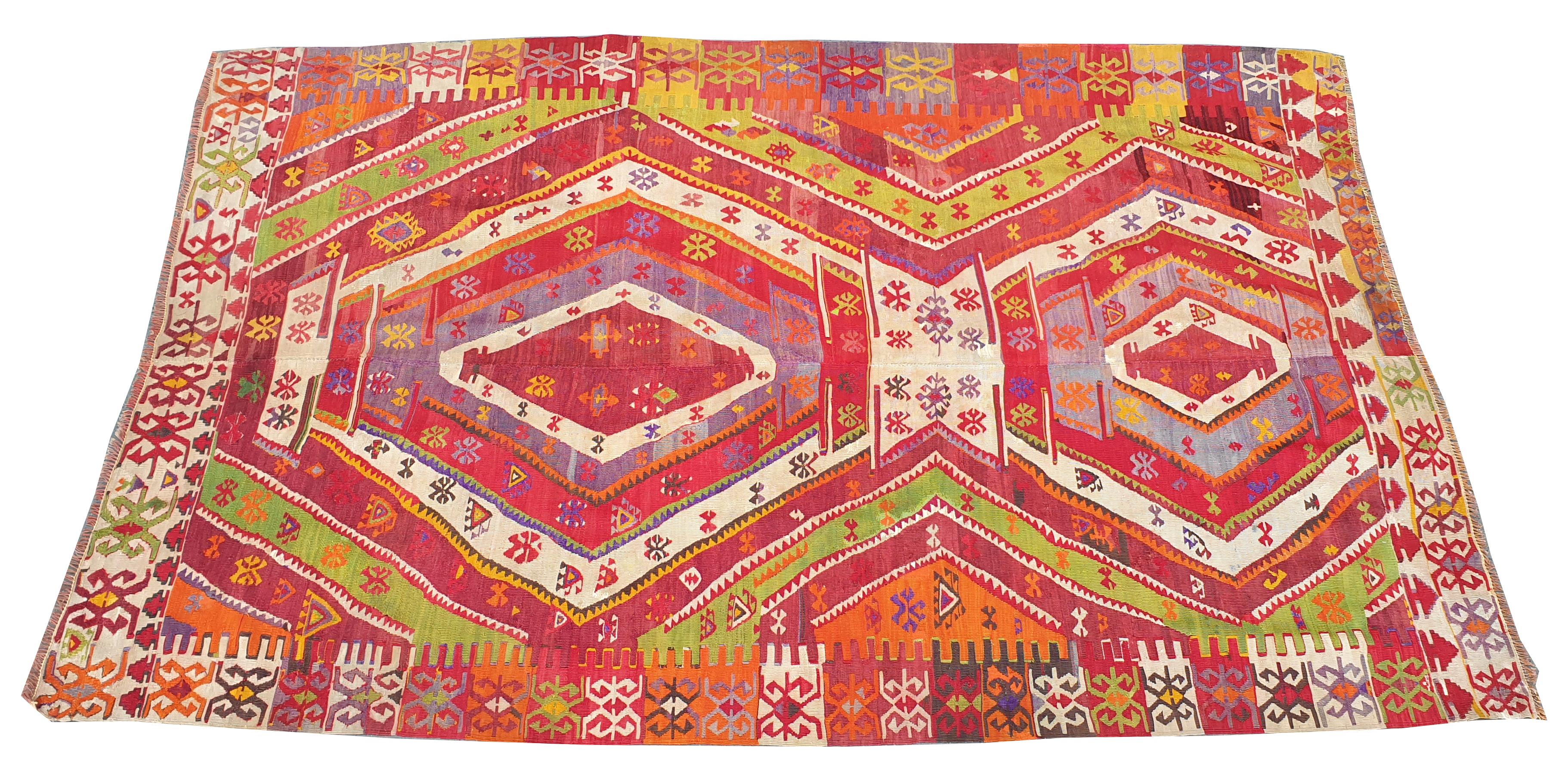 N° 860 - Kilim hand knotted in Turkey in 20th century
High quality, beautiful graphics and remarkable finesse.
Perfect state of preservation.

Measures: 260 x 170 cm.
 