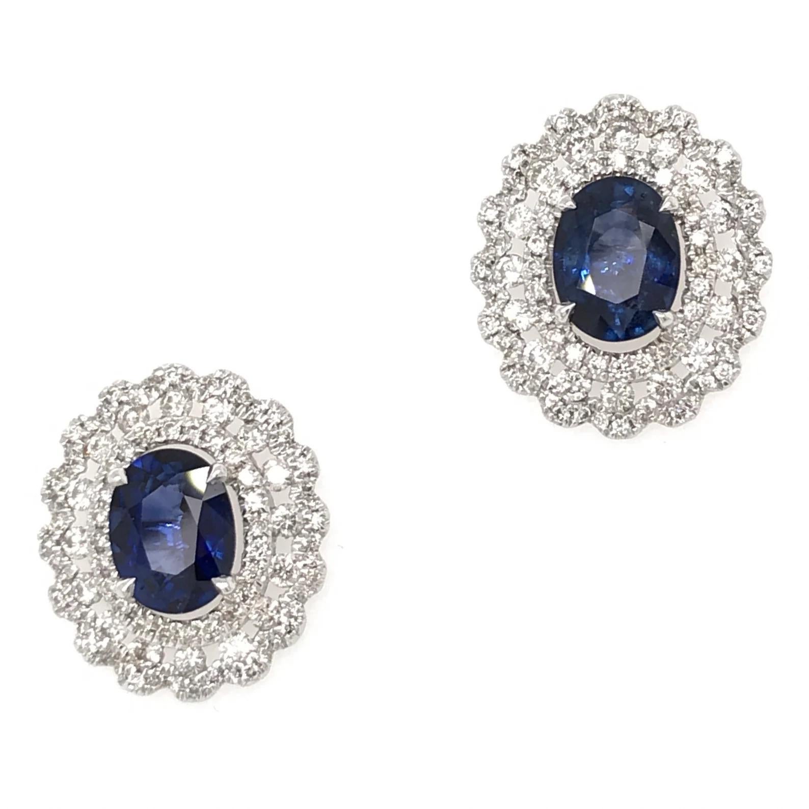 Questi orecchini unici presentano dettagli abbaglianti che ricordano i pezzi d'antiquariato con l'incredibile qualità della moderna lavorazione artigianale di Sea Wave Diamonds. Audaci e bellissimi, questi orecchini faranno sicuramente parlare di