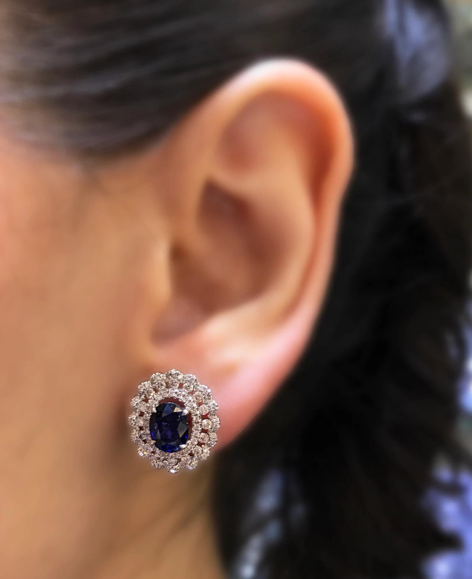 Clous d'oreilles élaborés à triple halo de saphirs ovales et de diamants de 8,60 carats au total Neuf - En vente à New York, NY