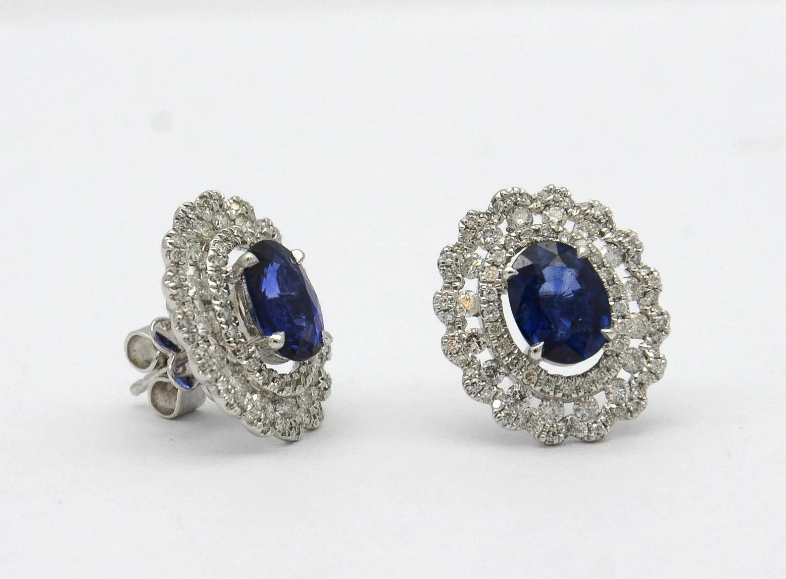 Clous d'oreilles élaborés à triple halo de saphirs ovales et de diamants de 8,60 carats au total Pour femmes en vente