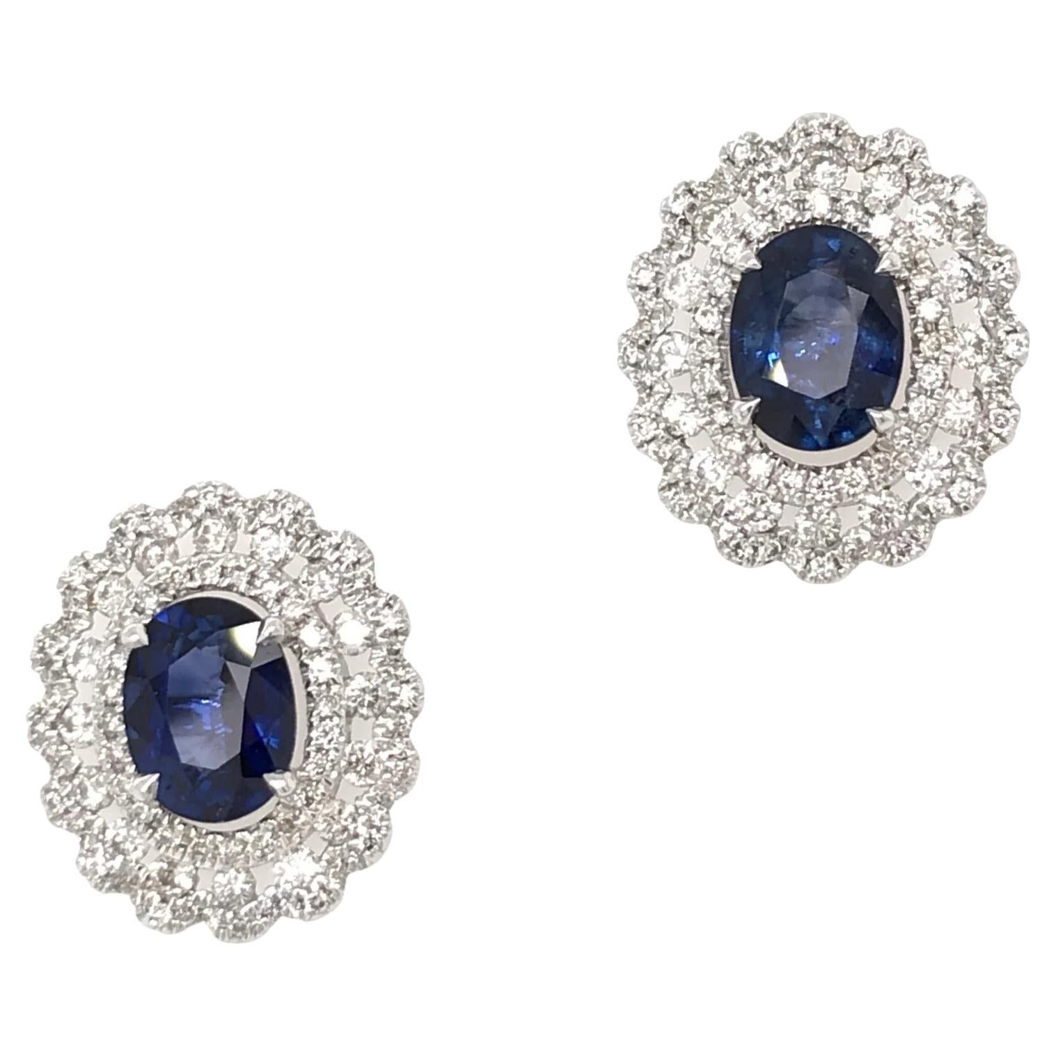 Clous d'oreilles élaborés à triple halo de saphirs ovales et de diamants de 8,60 carats au total en vente