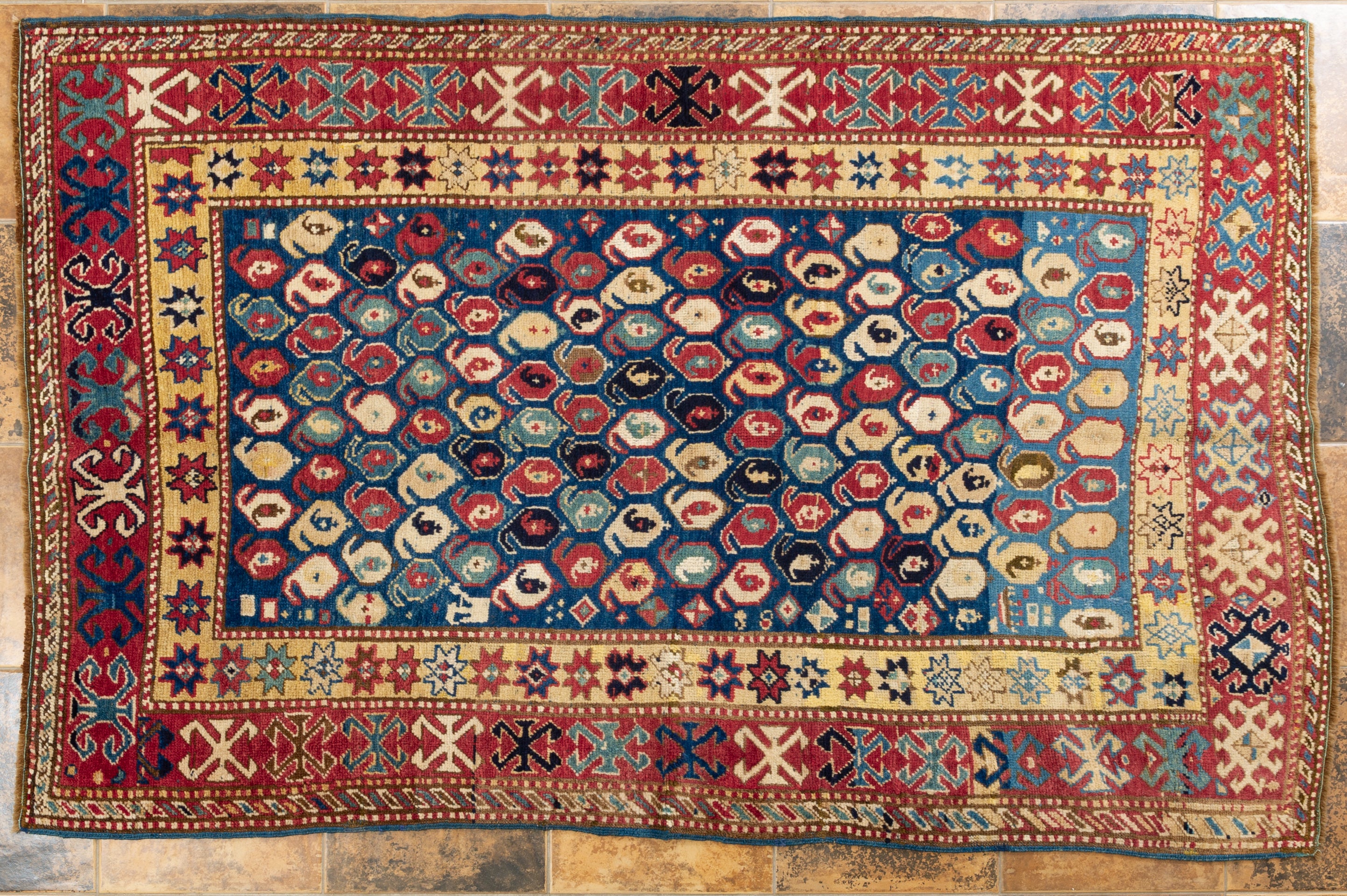 Antiker schöner Teppich in feiner blauer Farbe: Die Kazak gehören zu den berühmtesten Stammesteppichen für ihre trockenen geometrischen Muster in wunderbaren Farben. 
Sein 
