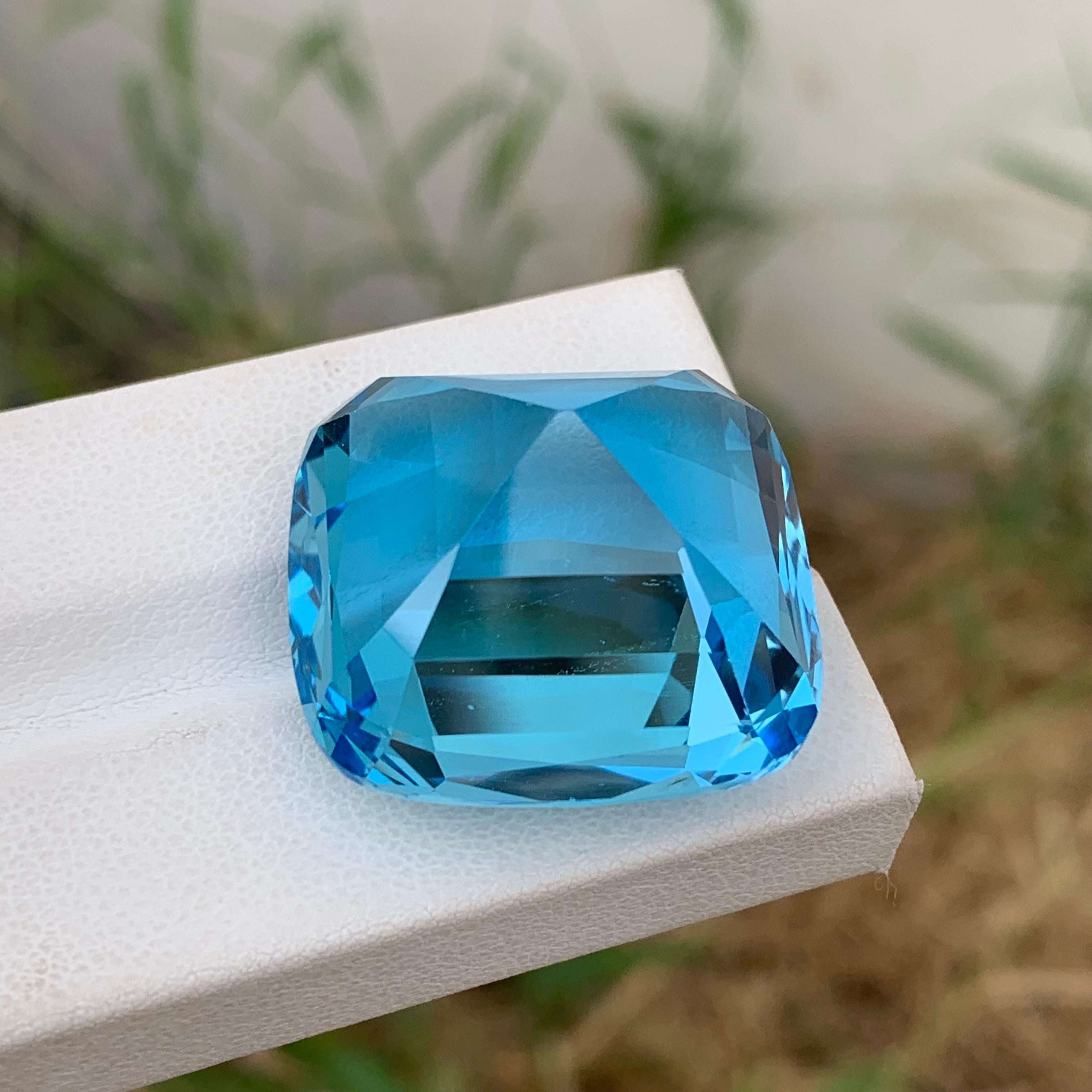 86.25 Carat Huge Faceted Sky Blue Topaz Cushion Shape Gemstone (pierre précieuse en forme de coussin) en vente 4
