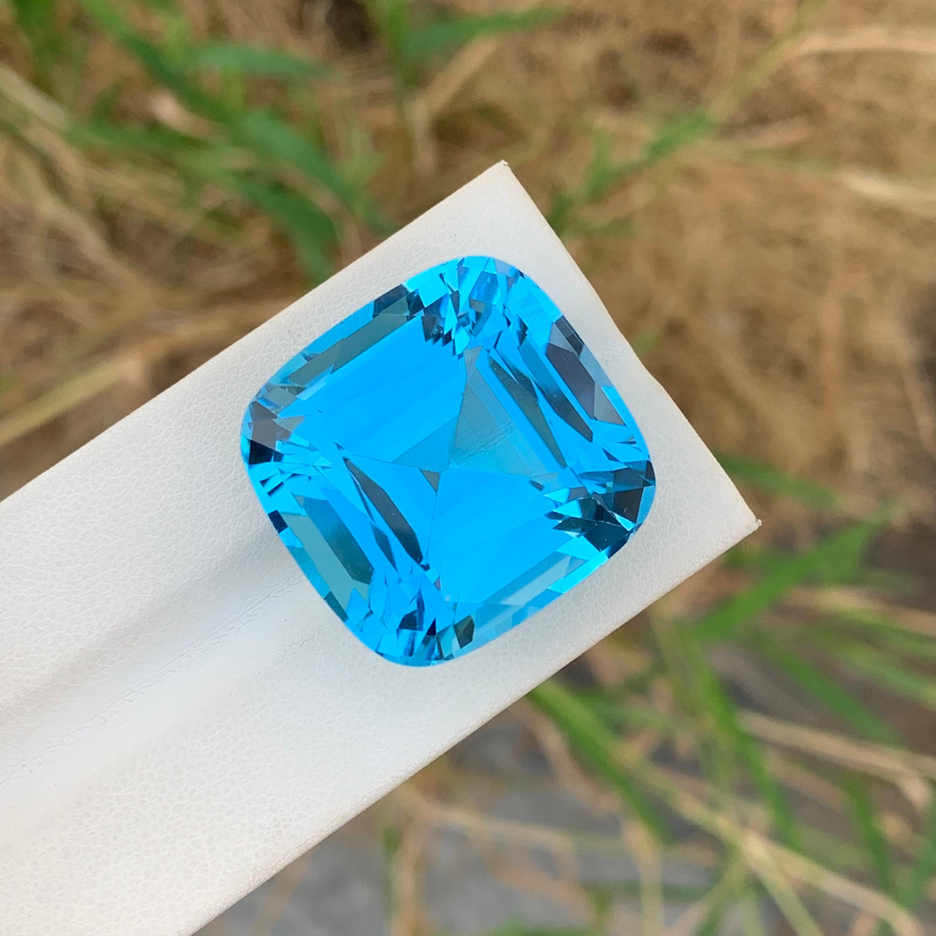 86.25 Carat Huge Faceted Sky Blue Topaz Cushion Shape Gemstone (pierre précieuse en forme de coussin) en vente 5