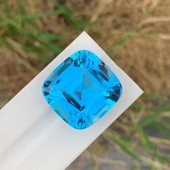 86.25 Carat Huge Faceted Sky Blue Topaz Cushion Shape Gemstone (pierre précieuse en forme de coussin)