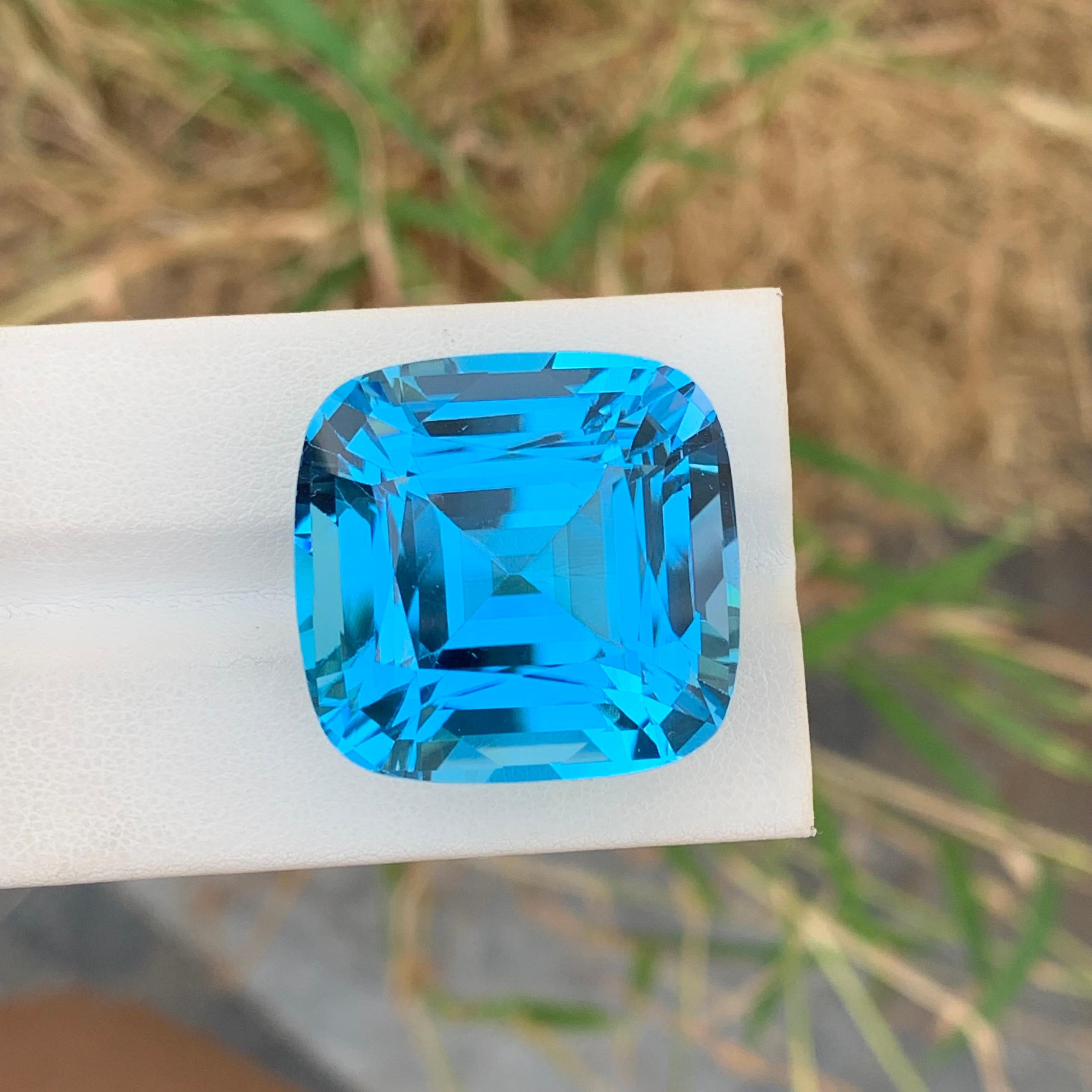 Arts and Crafts 86.25 Carat Huge Faceted Sky Blue Topaz Cushion Shape Gemstone (pierre précieuse en forme de coussin) en vente