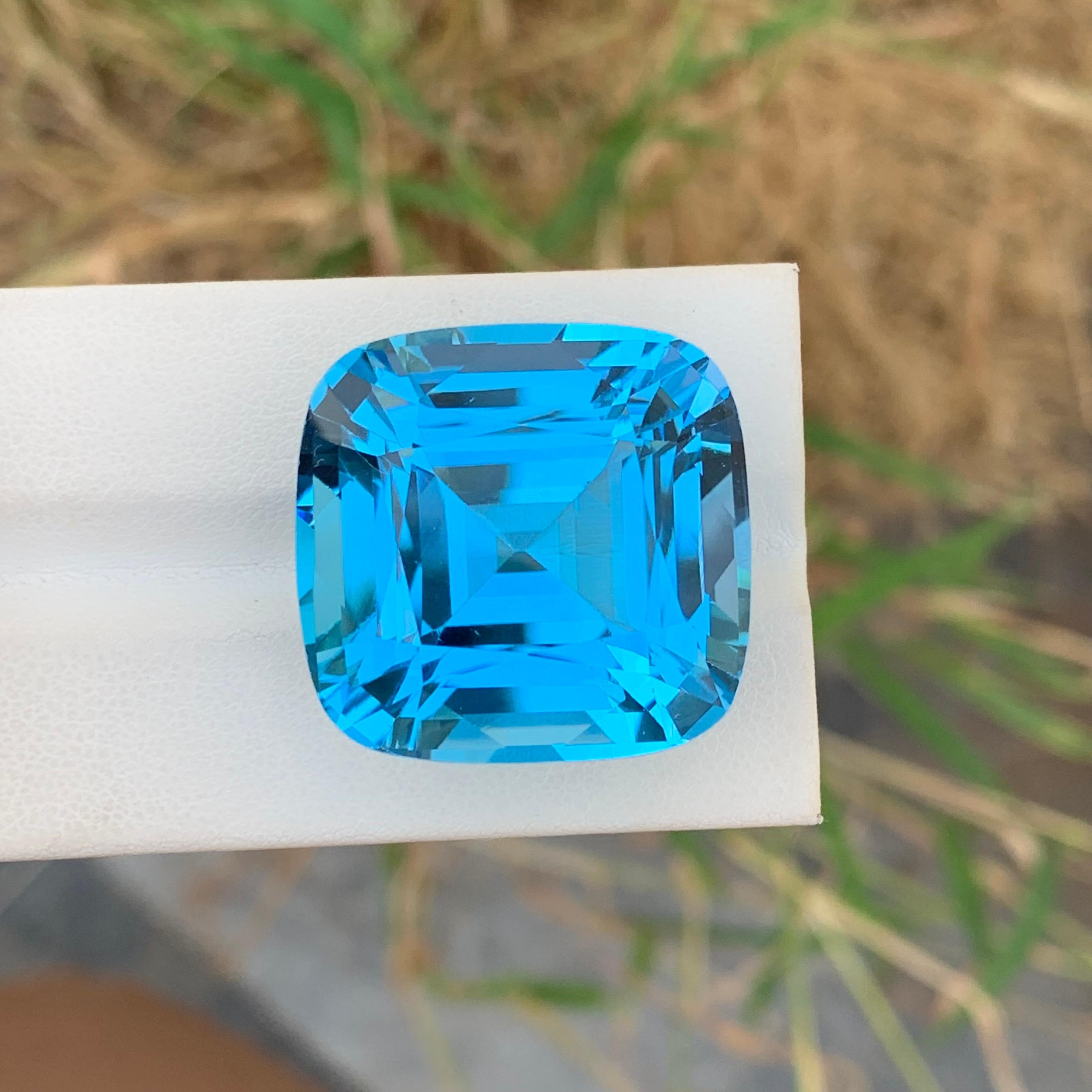 Taille coussin 86.25 Carat Huge Faceted Sky Blue Topaz Cushion Shape Gemstone (pierre précieuse en forme de coussin) en vente