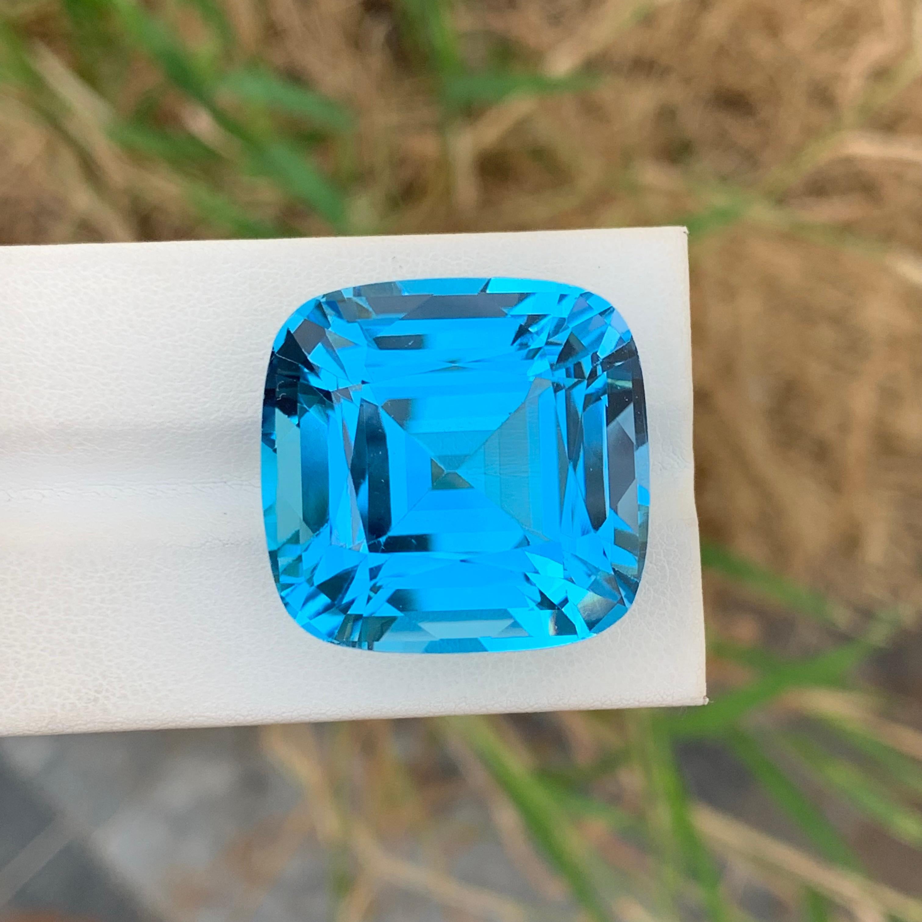 86.25 Carat Huge Faceted Sky Blue Topaz Cushion Shape Gemstone (pierre précieuse en forme de coussin) Unisexe en vente