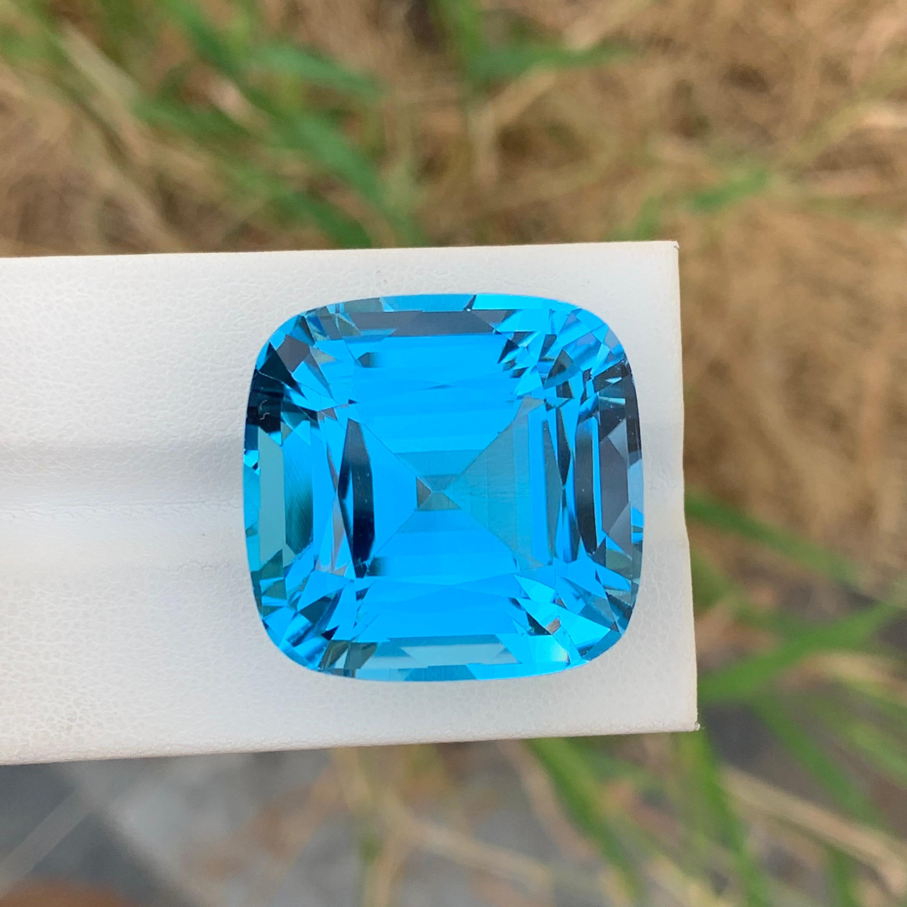 86.25 Carat Huge Faceted Sky Blue Topaz Cushion Shape Gemstone (pierre précieuse en forme de coussin) en vente 1