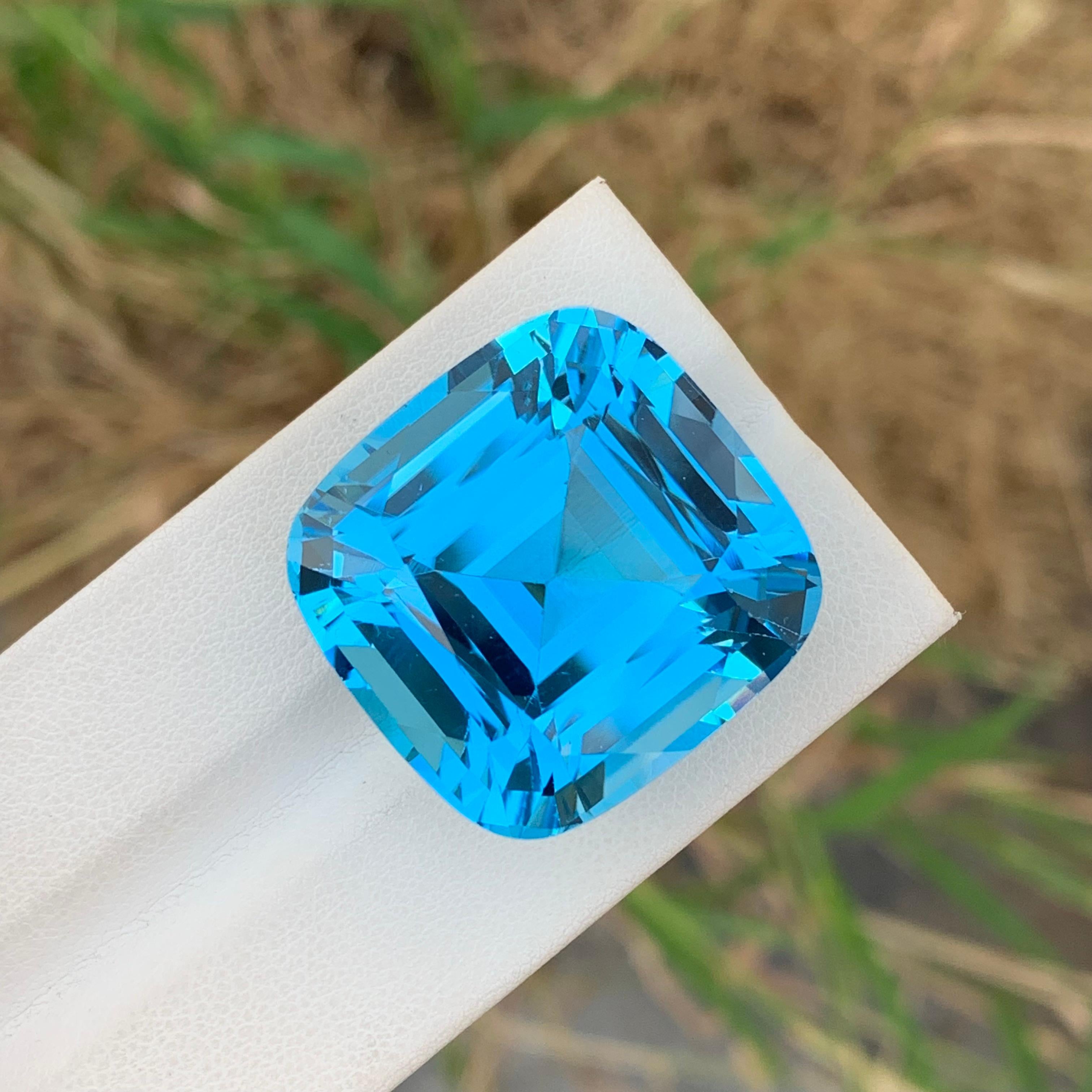 86.25 Carat Huge Faceted Sky Blue Topaz Cushion Shape Gemstone (pierre précieuse en forme de coussin) en vente 2