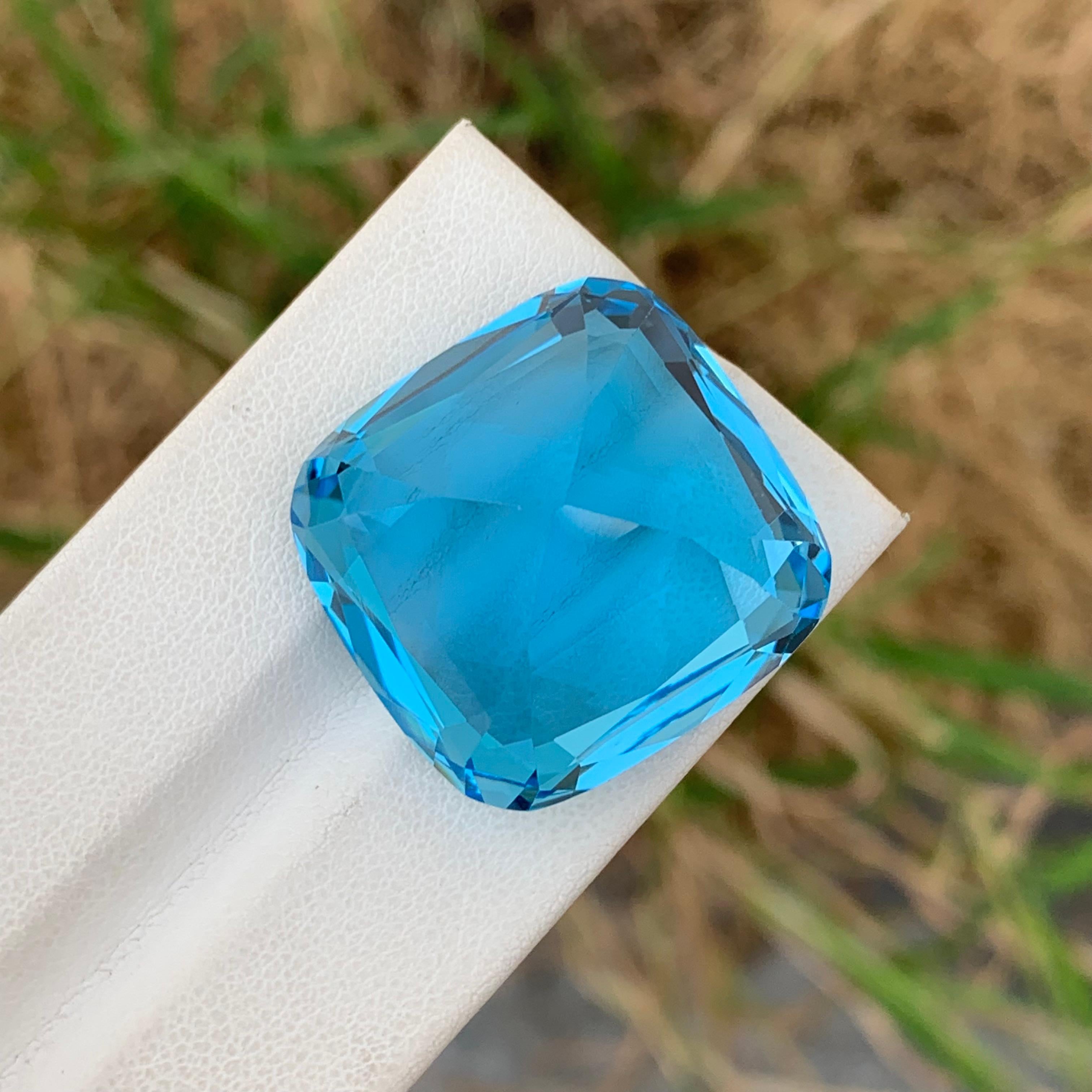 86.25 Carat Huge Faceted Sky Blue Topaz Cushion Shape Gemstone (pierre précieuse en forme de coussin) en vente 3
