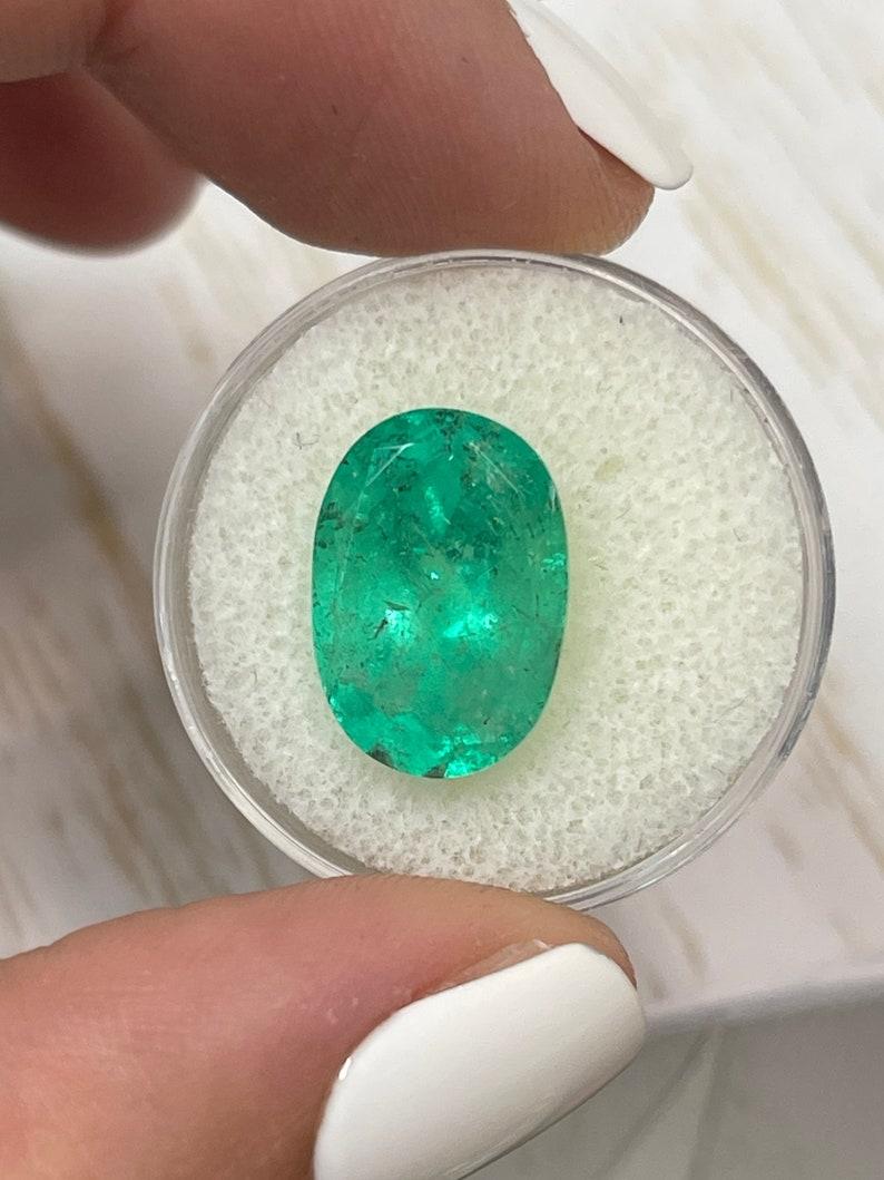 Moderno 8,64 carati di smeraldo colombiano verde lentigginoso con taglio ovale - gemma di nascita di maggio in vendita