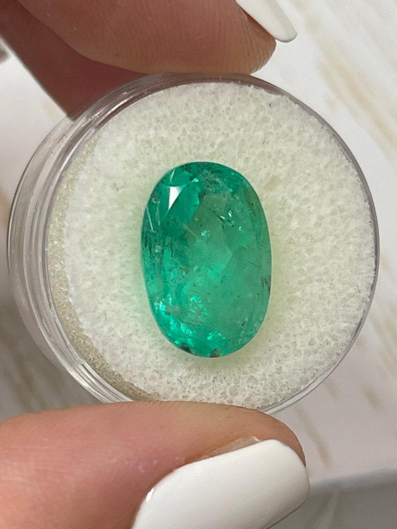 8,64 carati di smeraldo colombiano verde lentigginoso con taglio ovale - gemma di nascita di maggio In condizioni Nuovo in vendita a Jupiter, FL