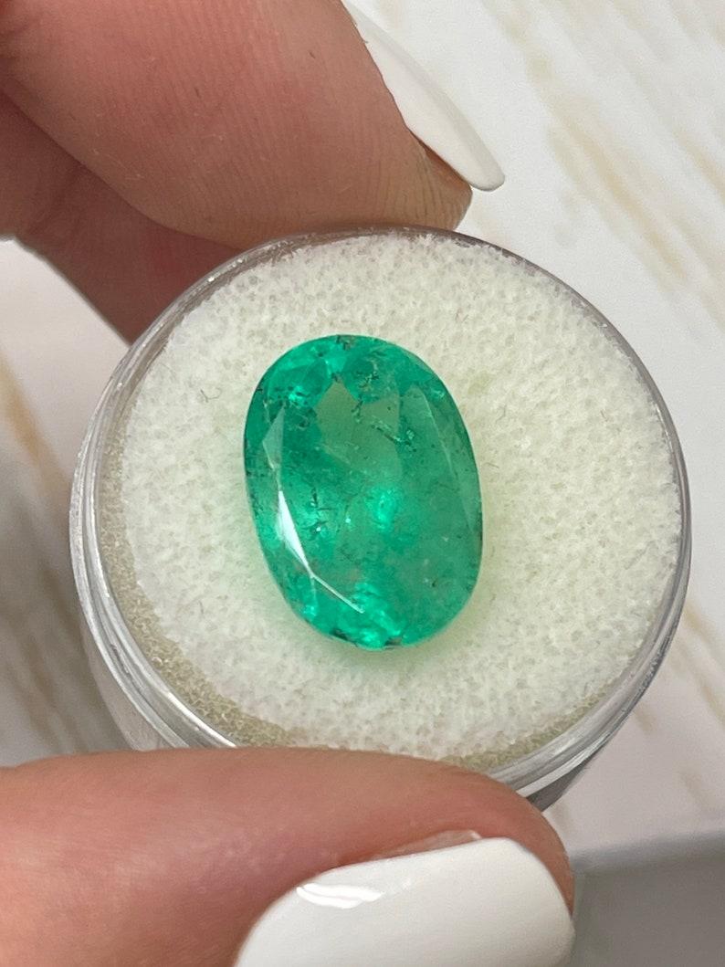 da uomo o donna 8,64 carati di smeraldo colombiano verde lentigginoso con taglio ovale - gemma di nascita di maggio in vendita