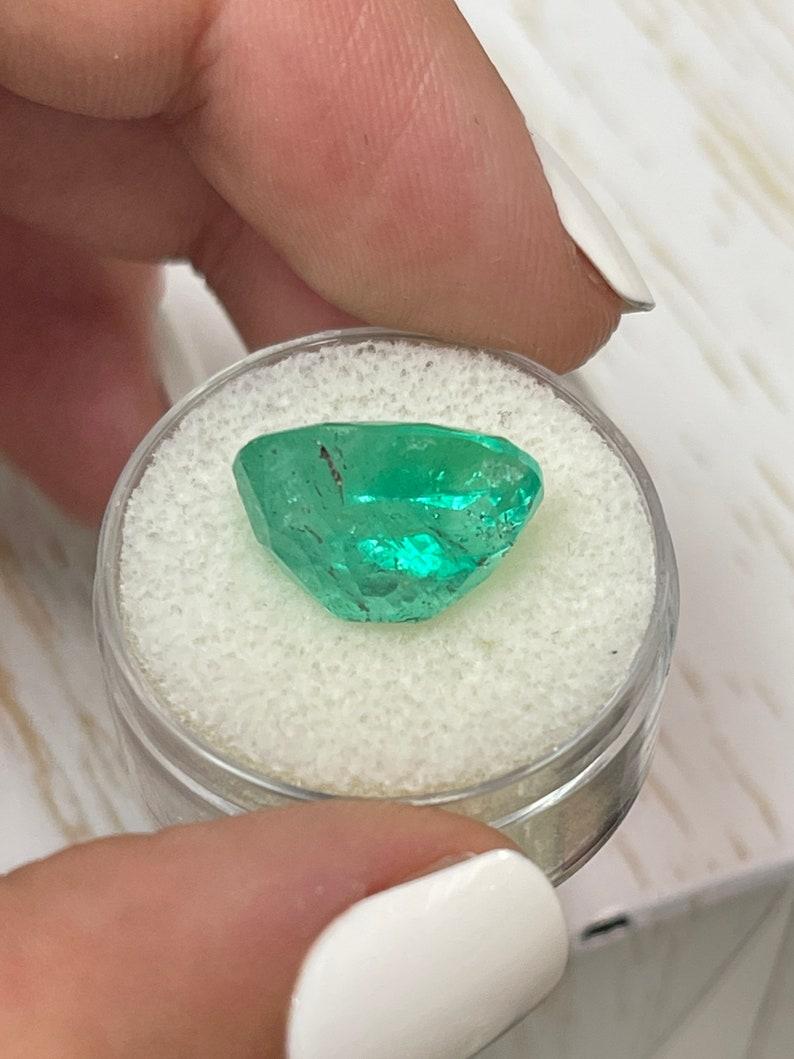8,64 carati di smeraldo colombiano verde lentigginoso con taglio ovale - gemma di nascita di maggio in vendita 1