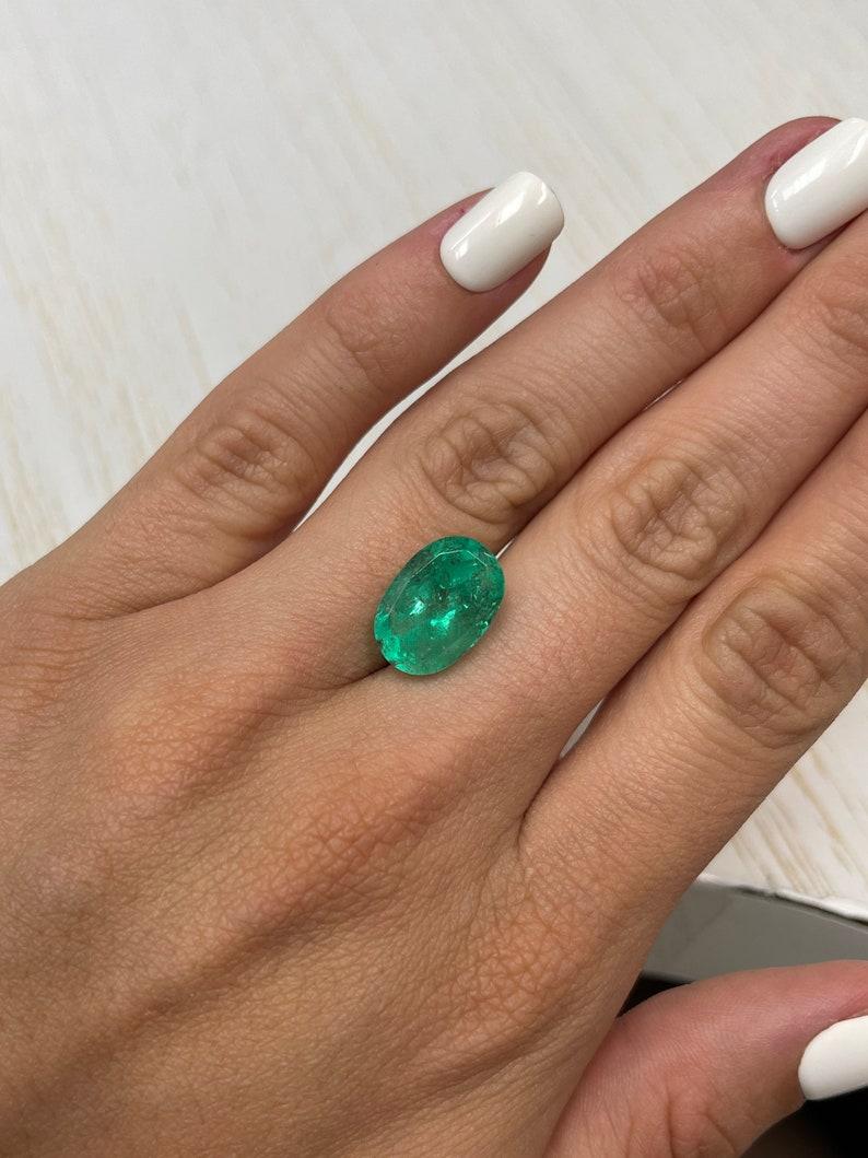 8,64 carati di smeraldo colombiano verde lentigginoso con taglio ovale - gemma di nascita di maggio in vendita 2