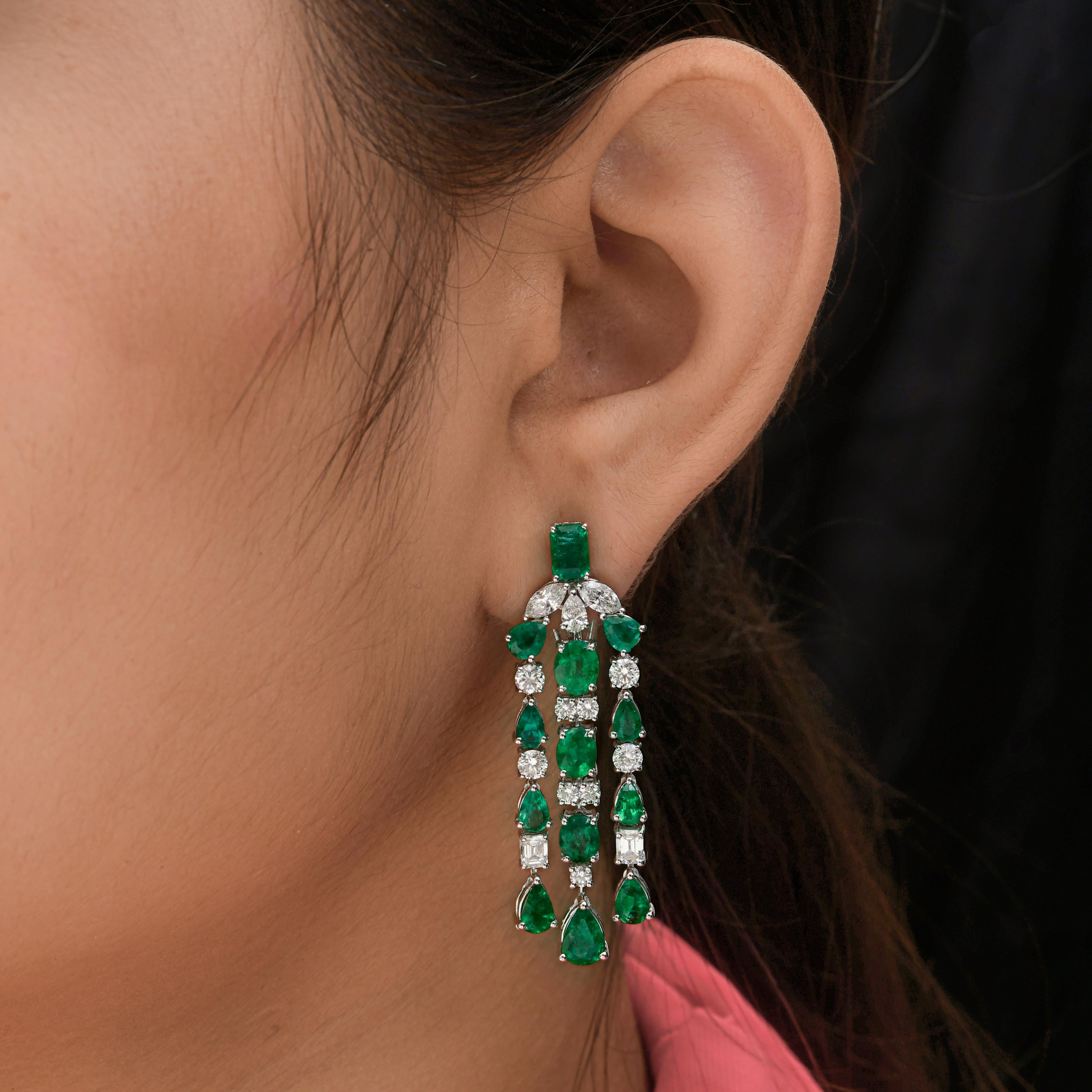 Fundidos en oro de 14 quilates, estos exquisitos pendientes están engastados con 8,64 quilates de esmeralda y 3,60 quilates de brillantes diamantes. La esmeralda es una piedra natal de mayo y se cree que mejora el intelecto y atrae la prosperidad.