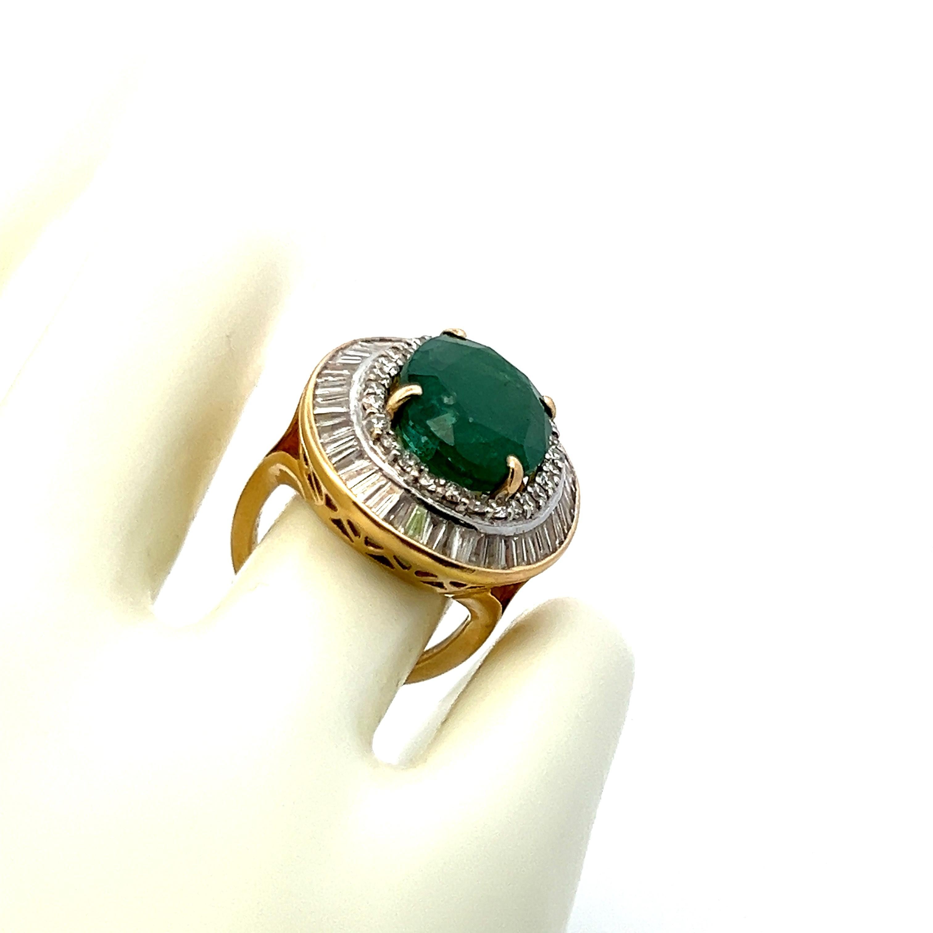 8,65 Karat Smaragd 2,45 Karat Baguette und runder Diamant 18K YG Cocktail Ring (Ovalschliff) im Angebot