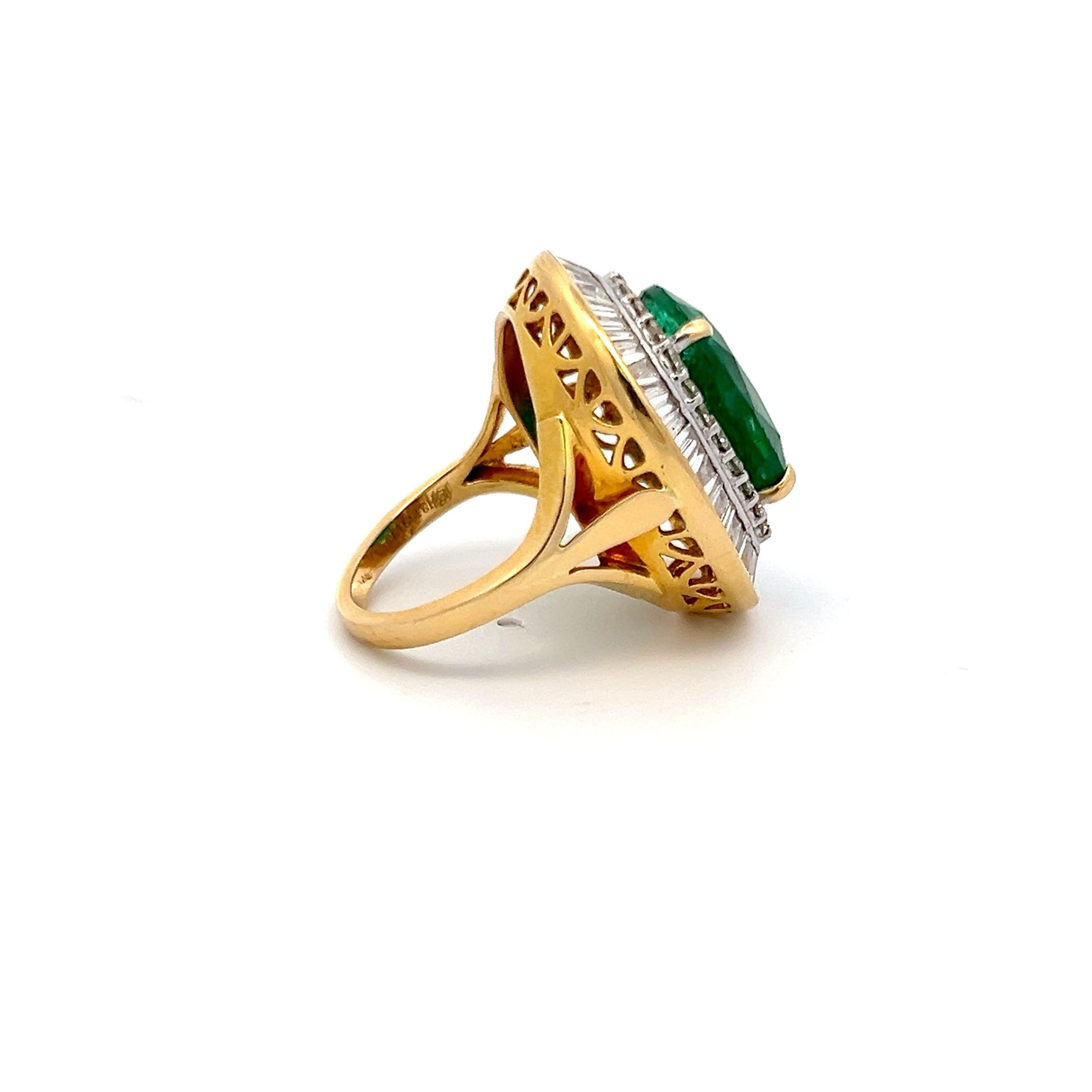 8,65 Karat Smaragd 2,45 Karat Baguette und runder Diamant 18K YG Cocktail Ring im Zustand „Gut“ im Angebot in New York, NY