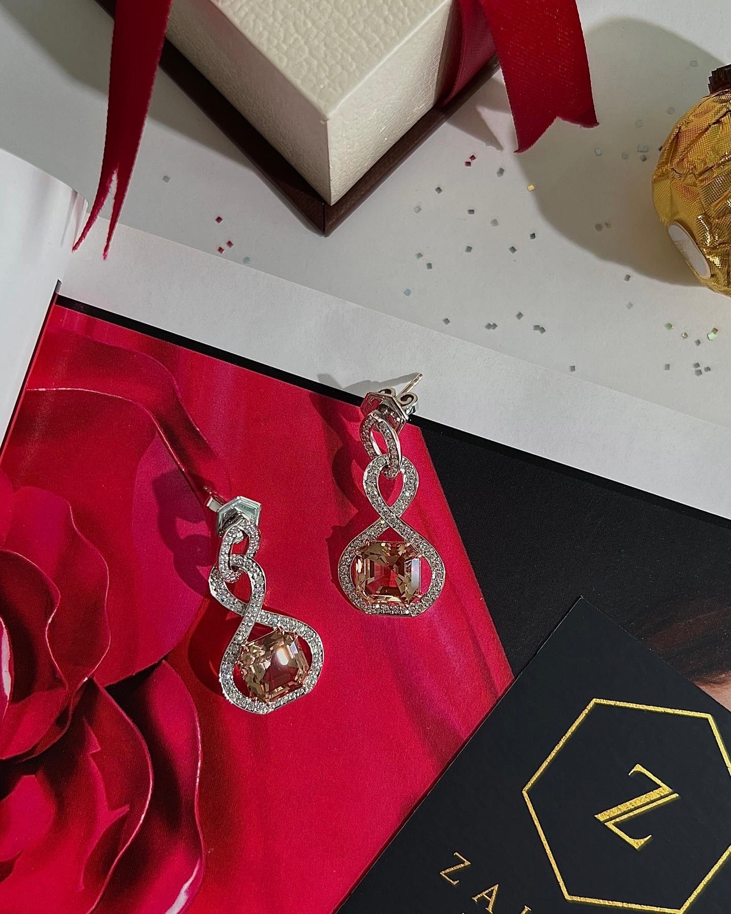 Art déco Pendants d'oreilles en or blanc 18 carats avec tourmaline pêche de 8,65 carats et diamants en vente