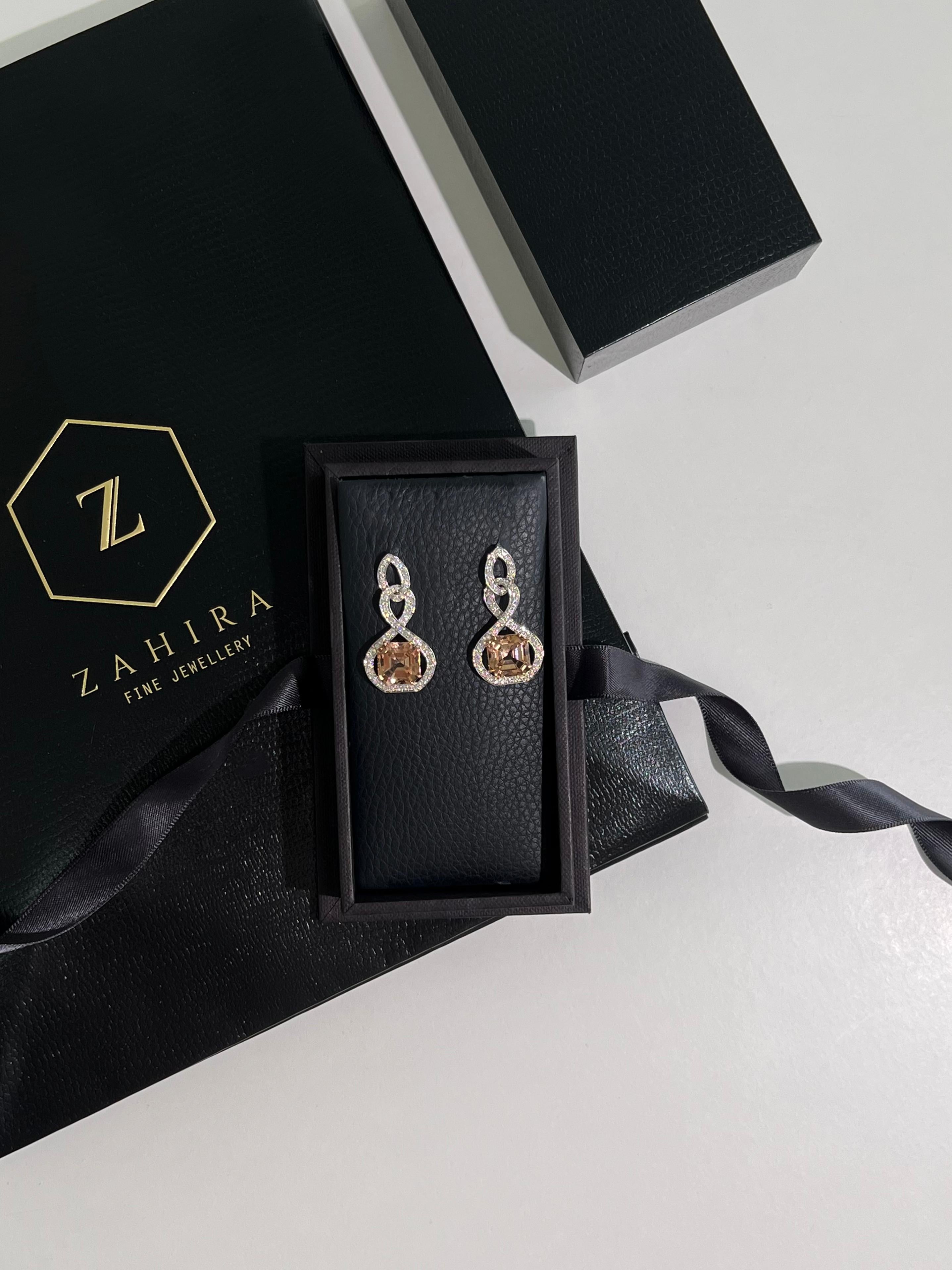 Pendants d'oreilles en or blanc 18 carats avec tourmaline pêche de 8,65 carats et diamants Neuf - En vente à Bangkok, TH