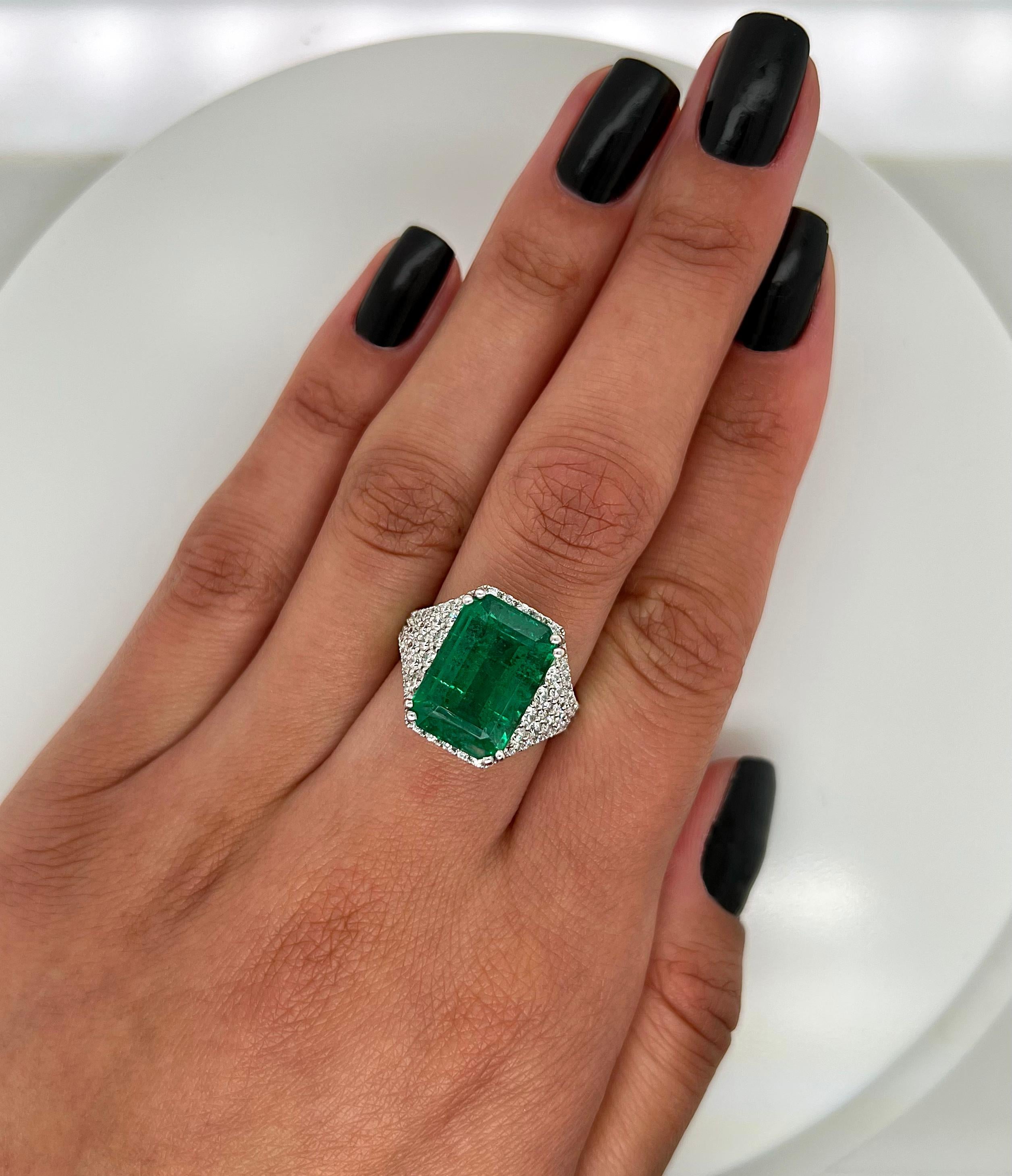 8.65 Total Carat Emerald and Diamond Pave-Set Ladies Ring GIA In New Condition For Sale In New York, NY