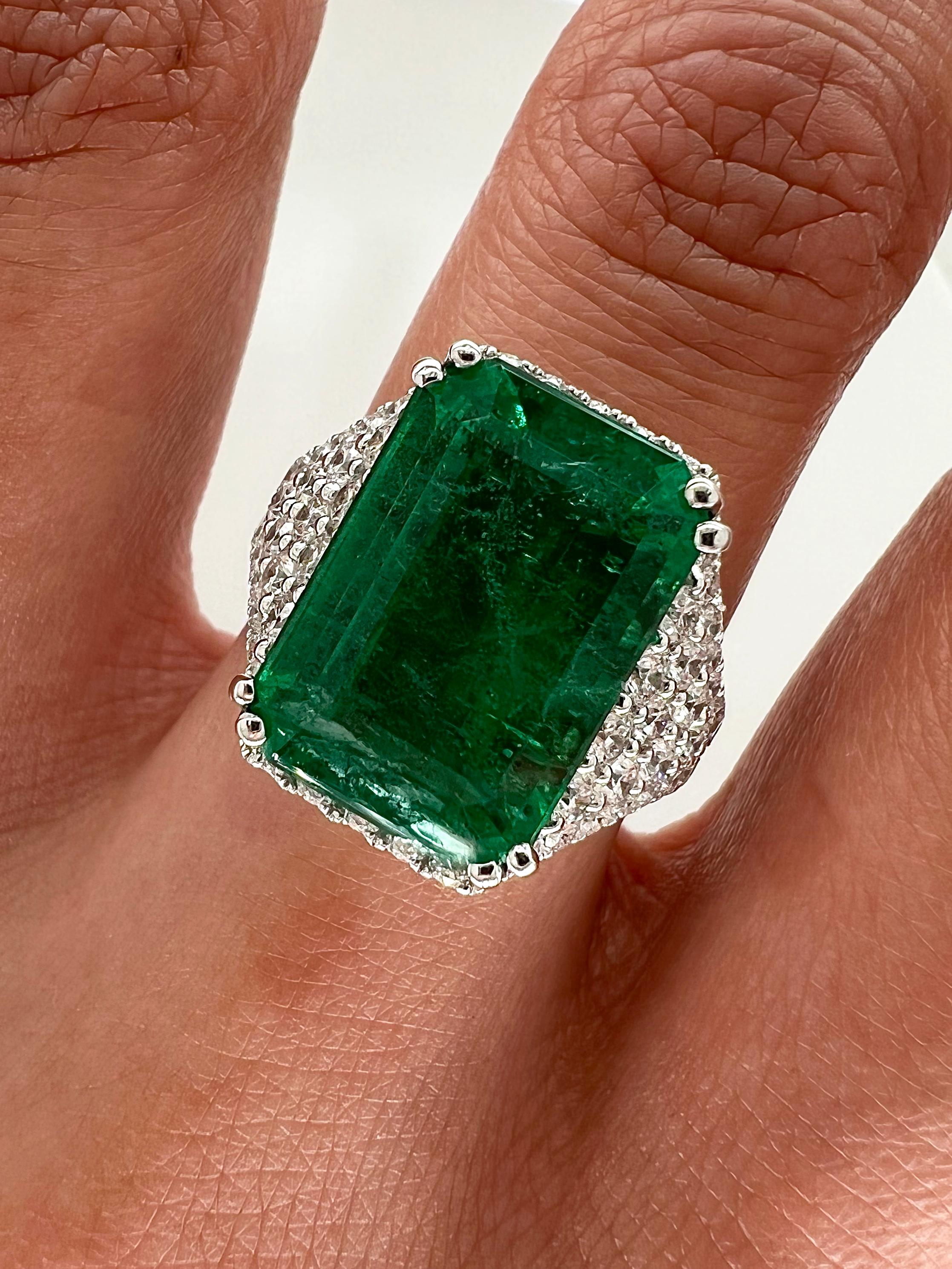 Women's or Men's 8.65 Total Carat Emerald and Diamond Pave-Set Ladies Ring GIA For Sale