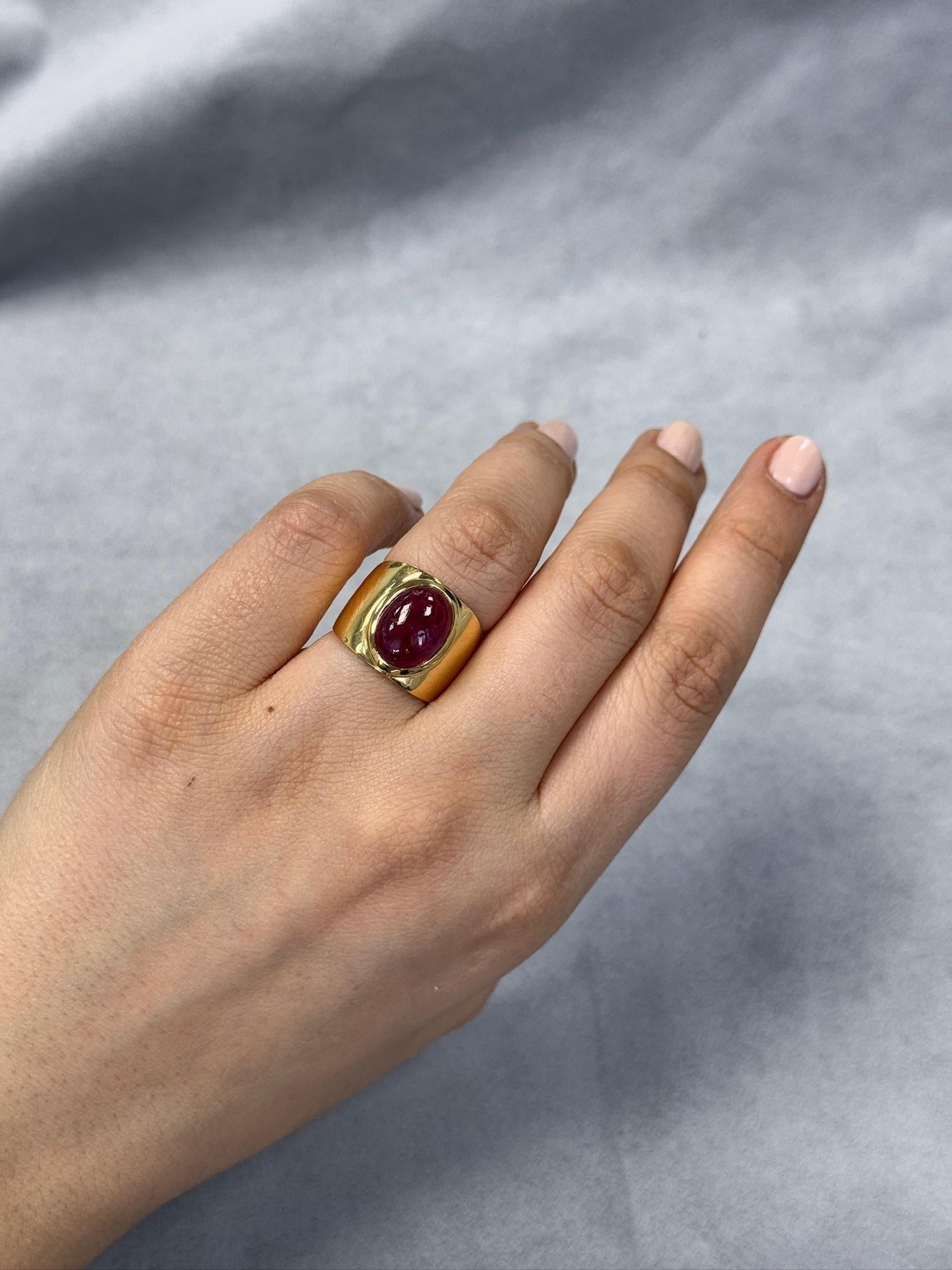 Showcasing an impressive 8.66ct natural ruby with a rich, deep red hue, this bold centerpiece is crafted in 18k yellow gold, offering a luxurious weight of 14.20g. 

This ring provides a perfect balance of comfort and sophistication, ideal for