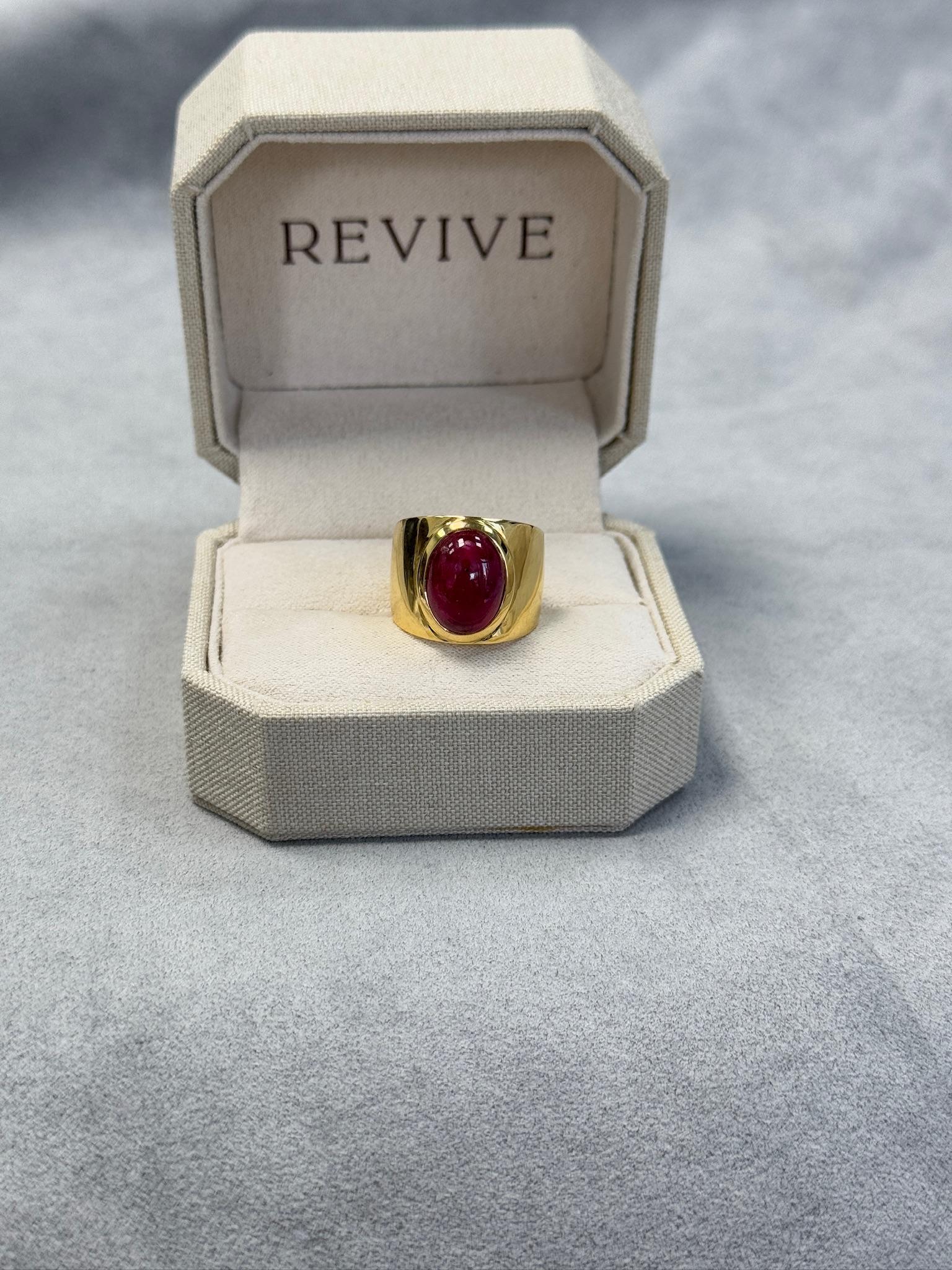 8.66 ct Estate Natural Ruby Cabochon Signet Ring 18k Yellow Gold Size 6.5 In Excellent Condition For Sale In New York, NY