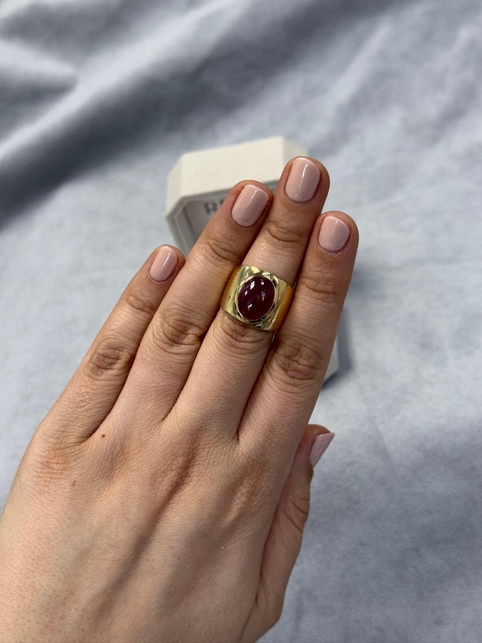 Women's or Men's 8.66 ct Estate Natural Ruby Cabochon Signet Ring 18k Yellow Gold Size 6.5 For Sale