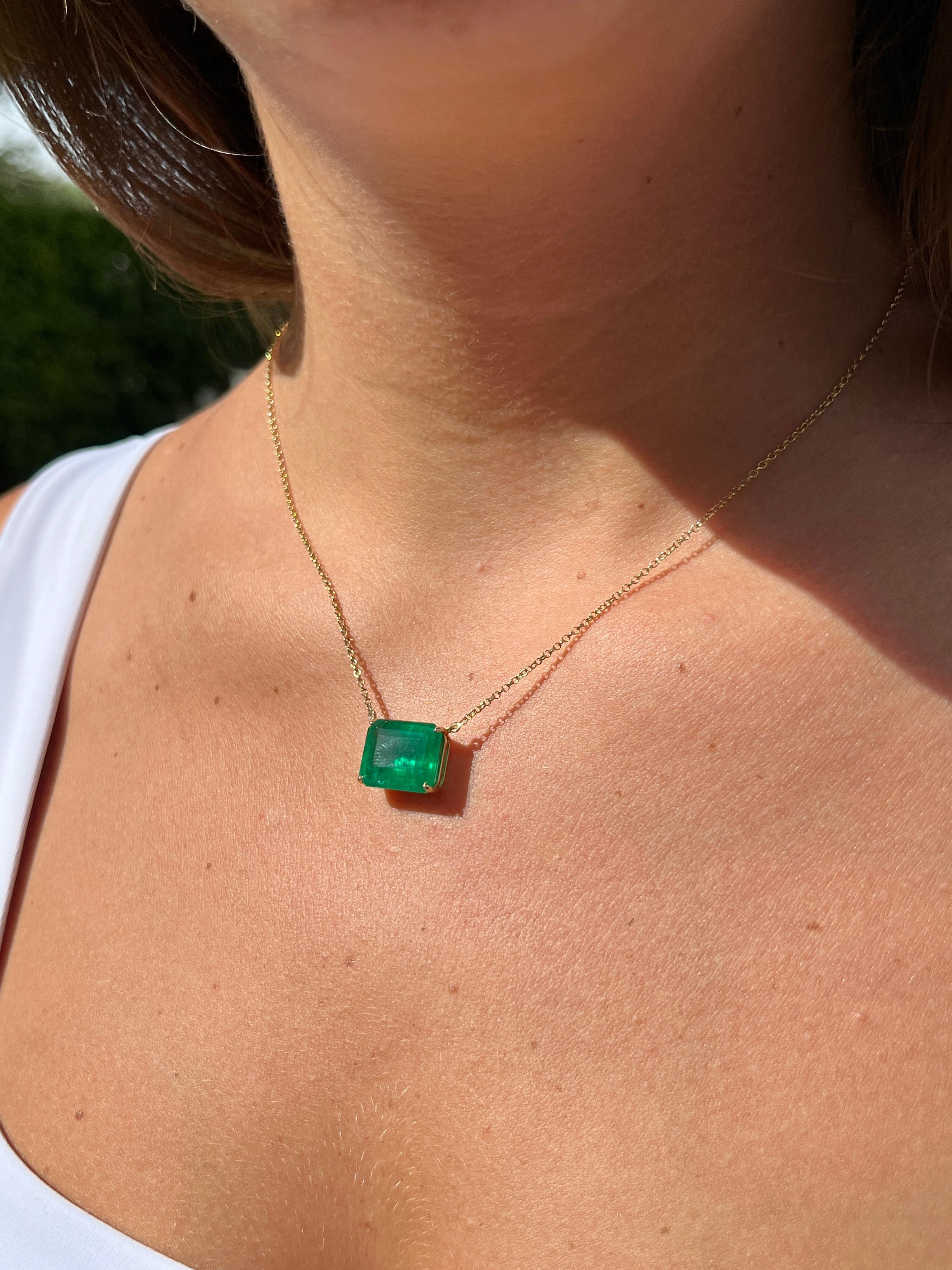 8.67 Carat Vivid Green Colombian Emerald Solitaire Pendant Necklace in 18K Gold In New Condition For Sale In Miami, FL
