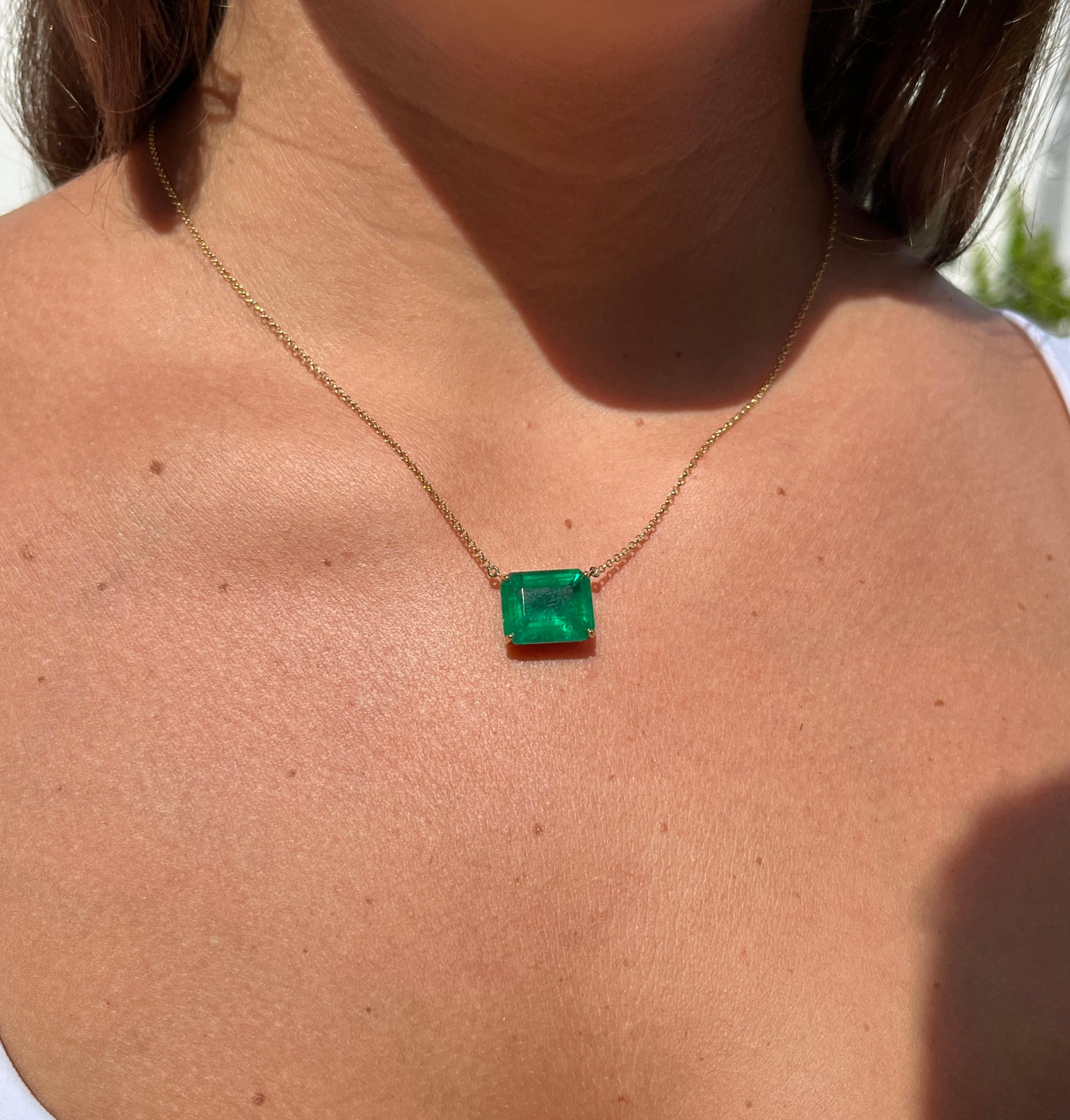 Women's 8.67 Carat Vivid Green Colombian Emerald Solitaire Pendant Necklace in 18K Gold For Sale