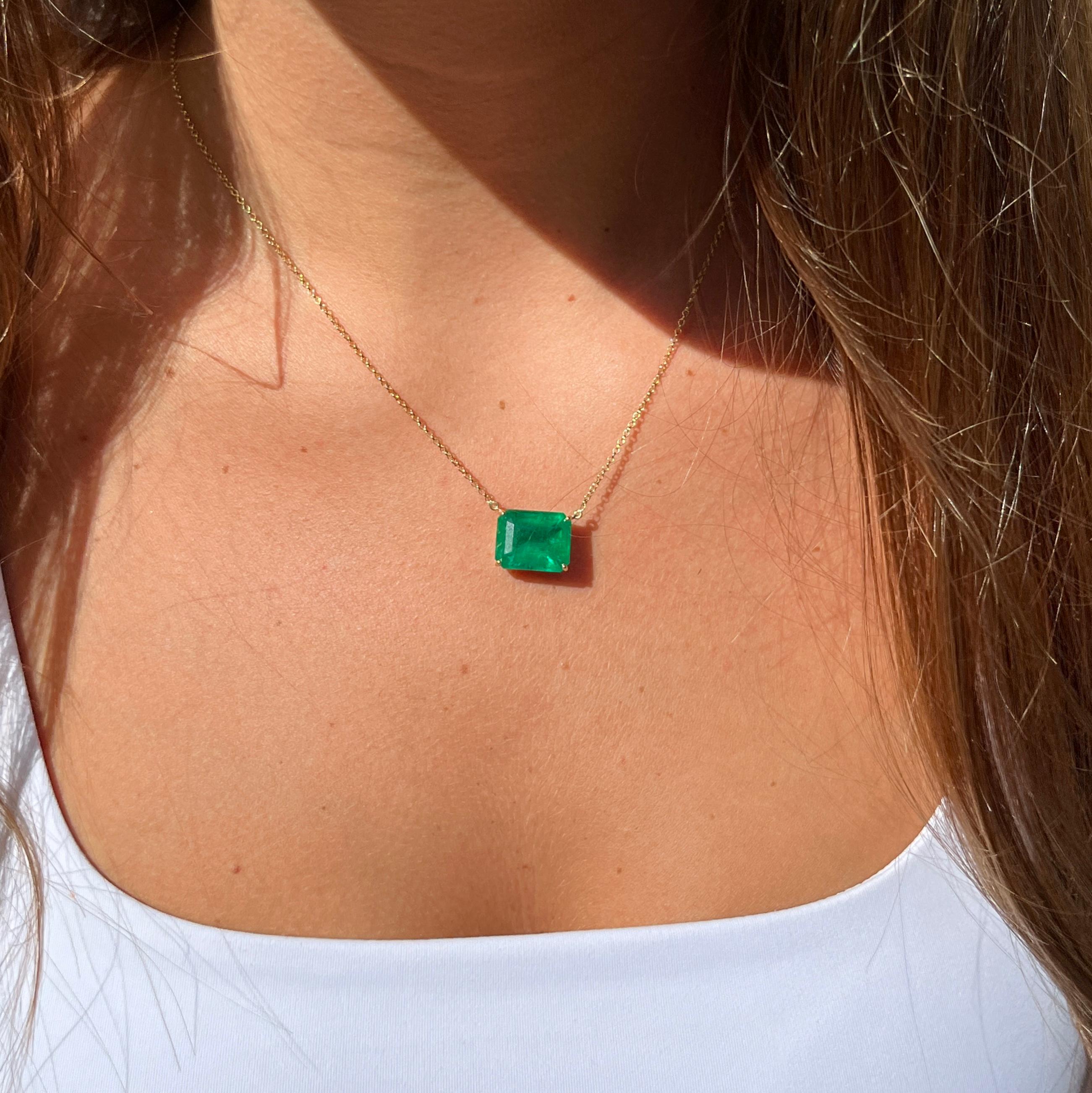 8.67 Carat Vivid Green Colombian Emerald Solitaire Pendant Necklace in 18K Gold For Sale 1
