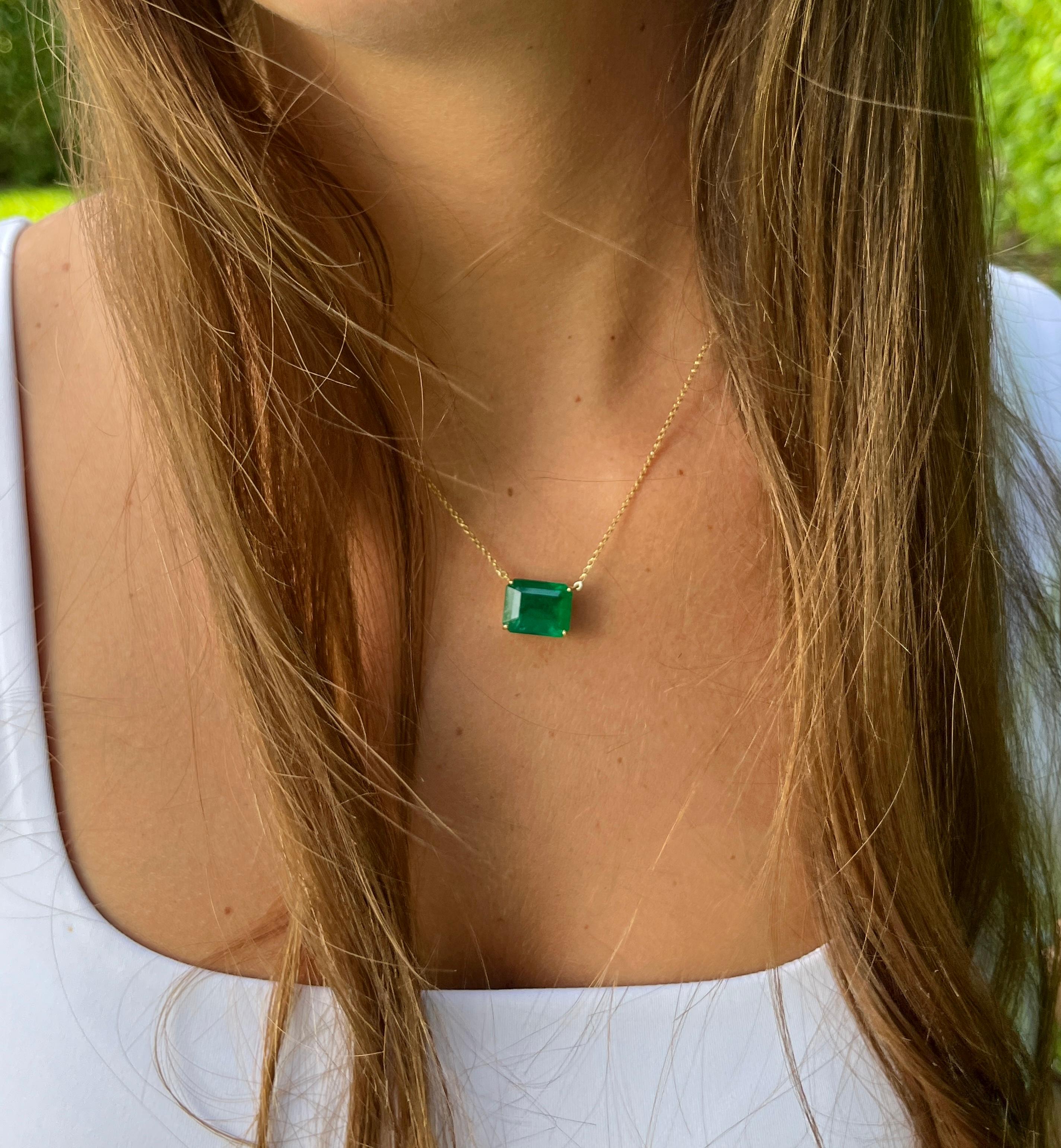 8.67 Carat Vivid Green Colombian Emerald Solitaire Pendant Necklace in 18K Gold For Sale 2