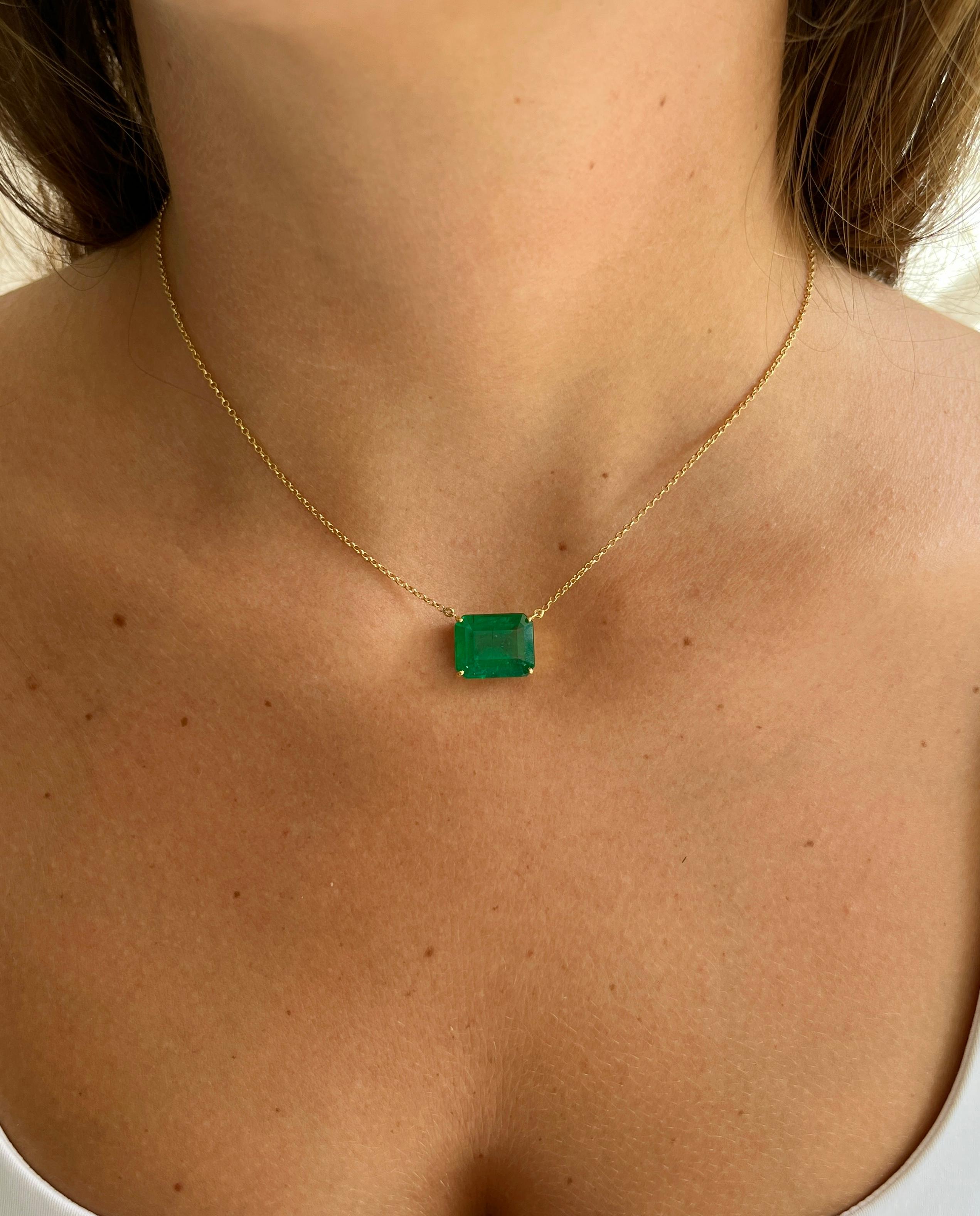 8.67 Carat Vivid Green Colombian Emerald Solitaire Pendant Necklace in 18K Gold For Sale 3
