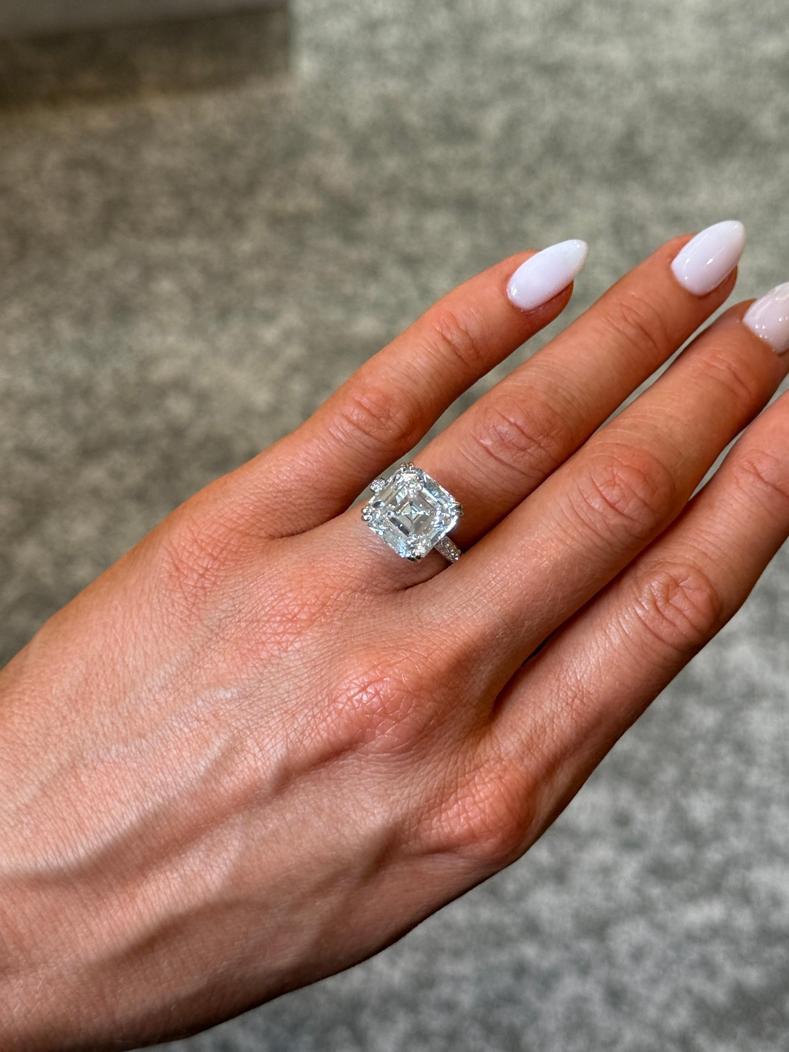 Questo anello di fidanzamento presenta uno splendido diamante taglio Asscher da 8,67 carati con purezza VS1, che offre un'eccezionale luminosità e un aspetto pulito e netto del taglio a gradino. La pietra centrale è certificata GIA e mostra il