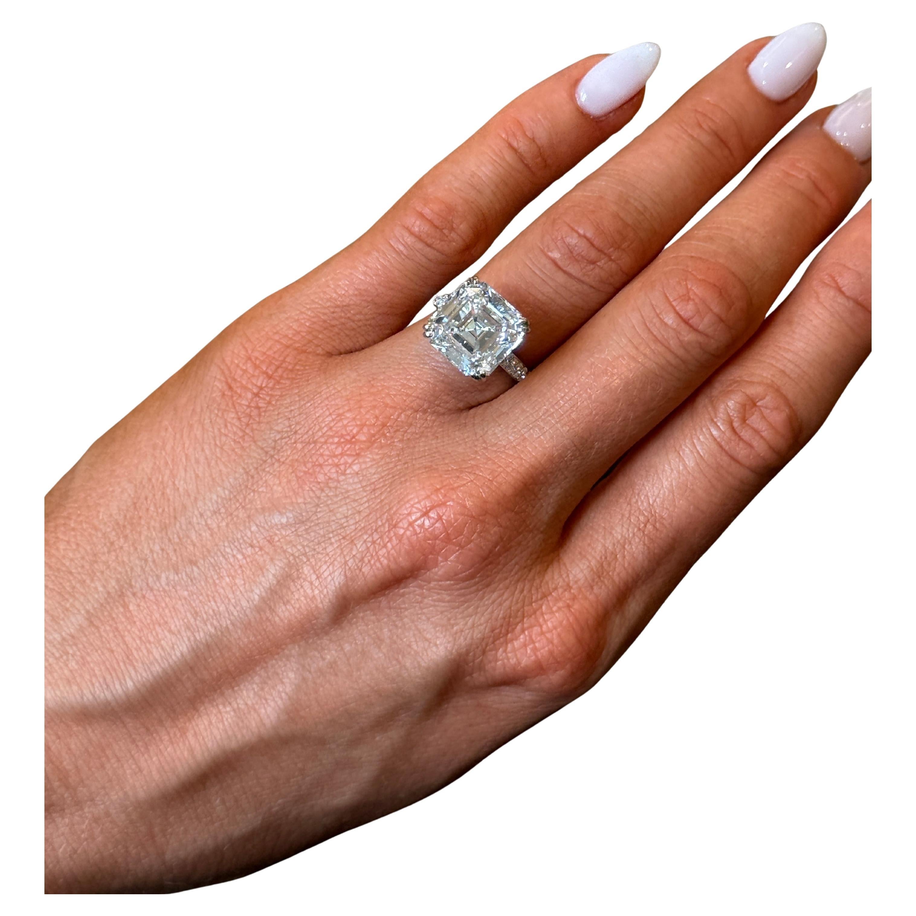 Anello di fidanzamento con diamante taglio Asscher da 8,67 carati certificato GIA in vendita
