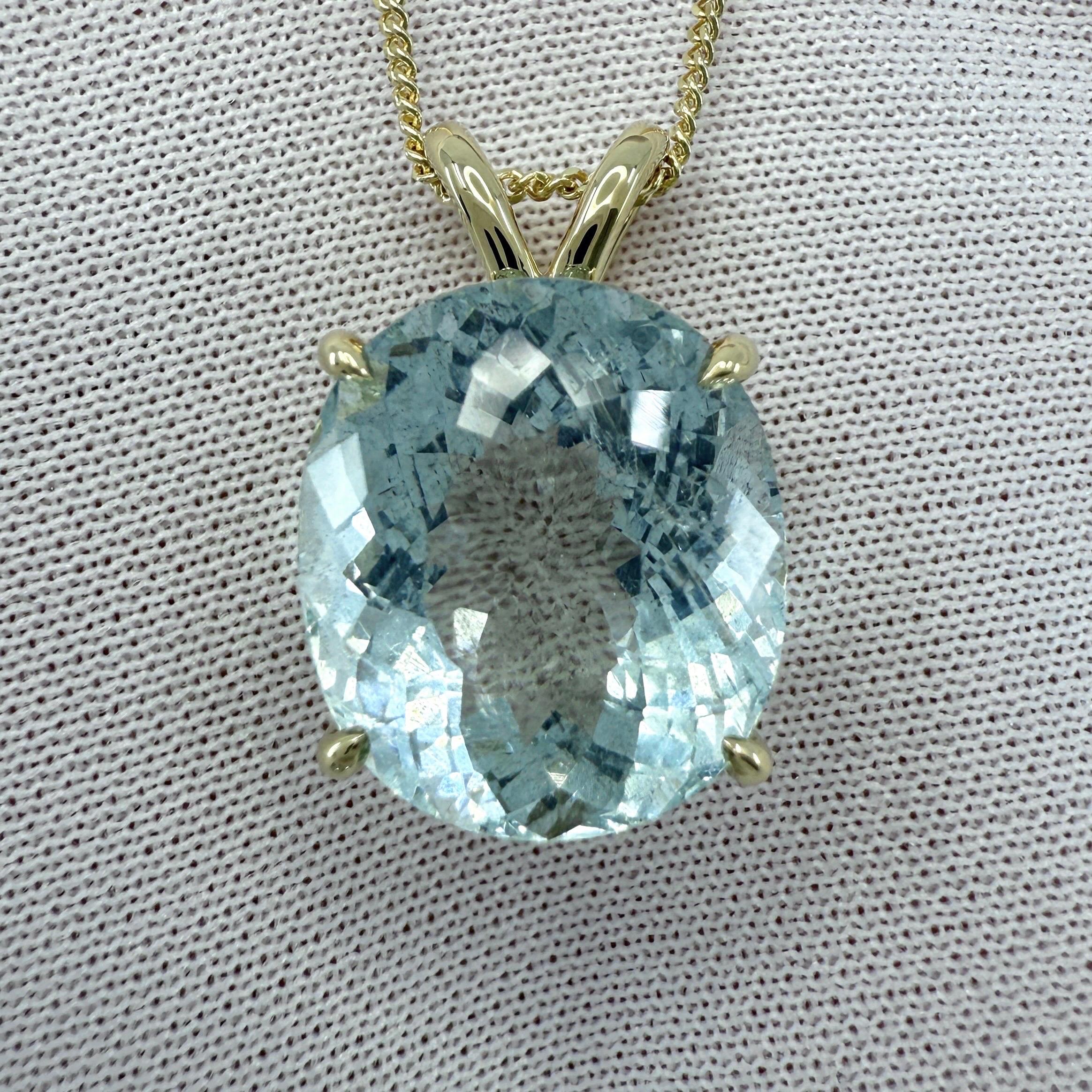 Collier à pendentifs en aigue-marine naturelle bleu clair taillée en ovale.

Aigue-marine de 8,67 carats d'une couleur bleu clair étonnante sertie dans un pendentif solitaire à quatre griffes en or jaune 18 carats.

L'aigue-marine a une excellente