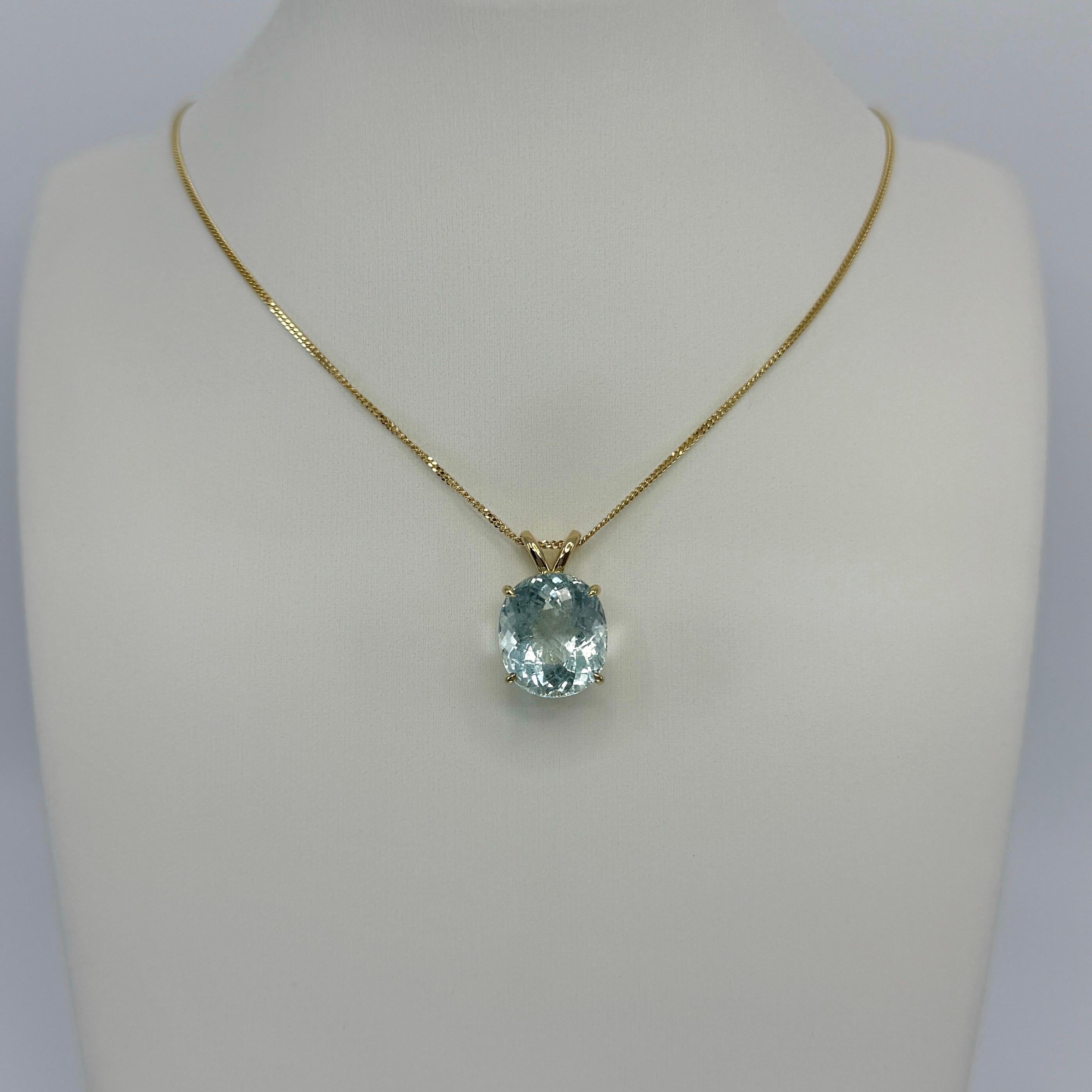 Taille ovale Collier pendentif solitaire en or jaune 18k avec aigue-marine bleu clair de 8,67ct, taille ovale en vente
