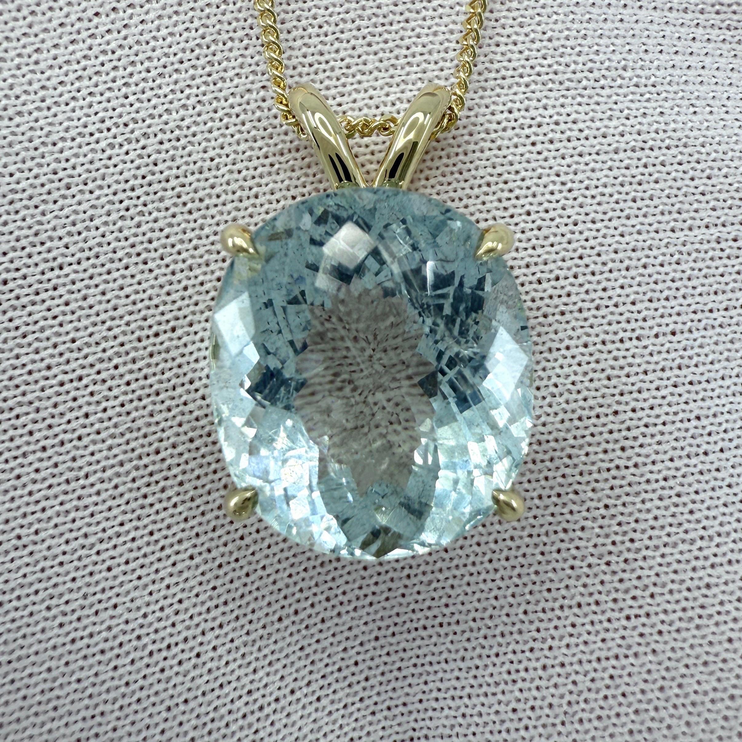 Collier pendentif solitaire en or jaune 18k avec aigue-marine bleu clair de 8,67ct, taille ovale Neuf - En vente à Birmingham, GB