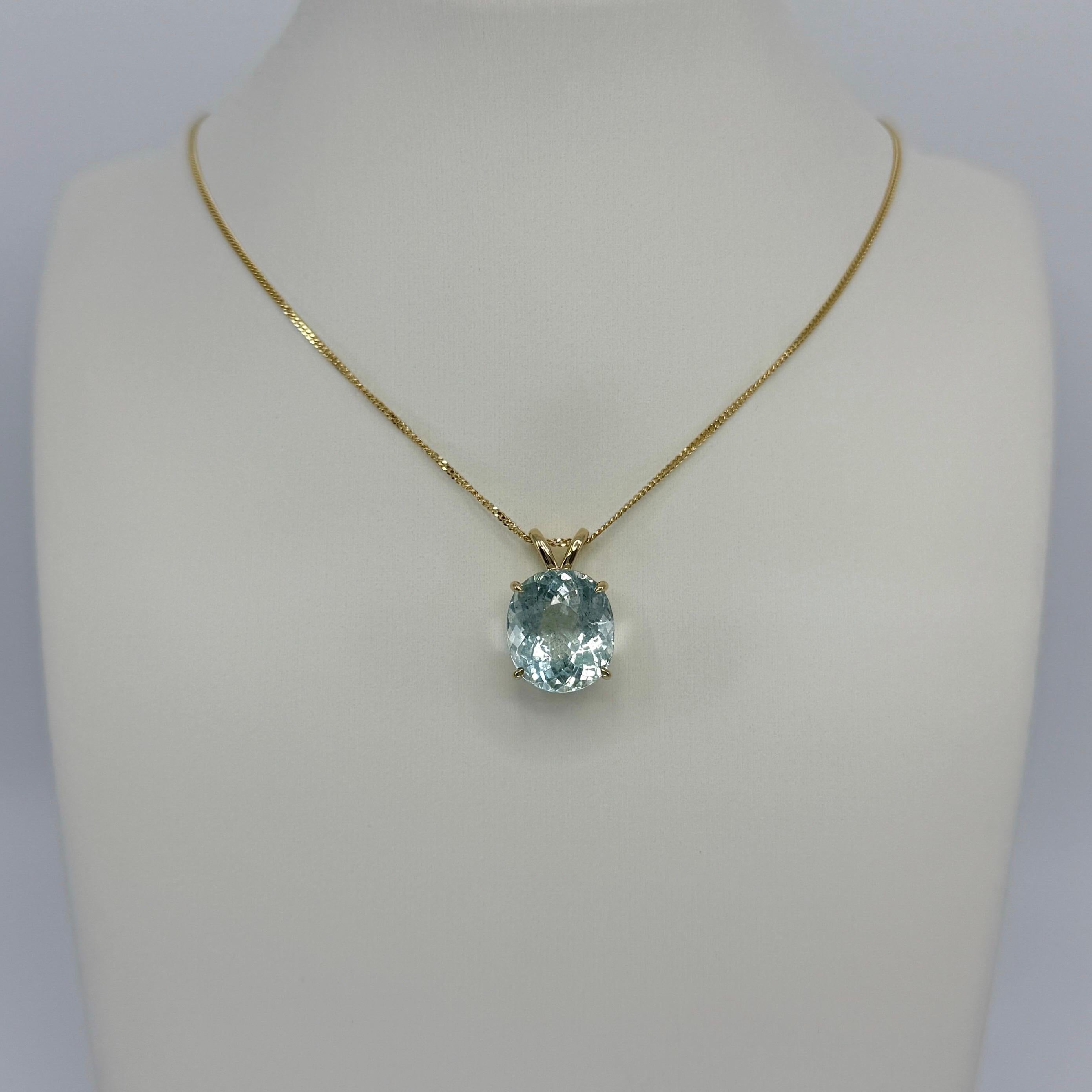 Collier pendentif solitaire en or jaune 18k avec aigue-marine bleu clair de 8,67ct, taille ovale en vente 1