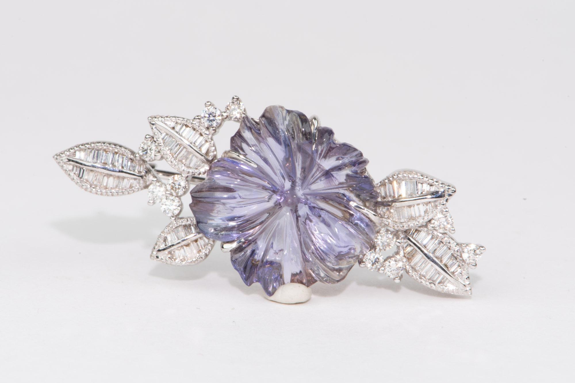 ♥ 8.67ct Tanzanite Flower Carving with Diamond Pendant Brooch 18K White Gold 6.8g V1153

♥ The item measures 16.2mm in length (North South direction), 39mm in width (East West direction), and stands 7.6mm tall

♥ Material: 18K gold 6.8g, Tanzanite