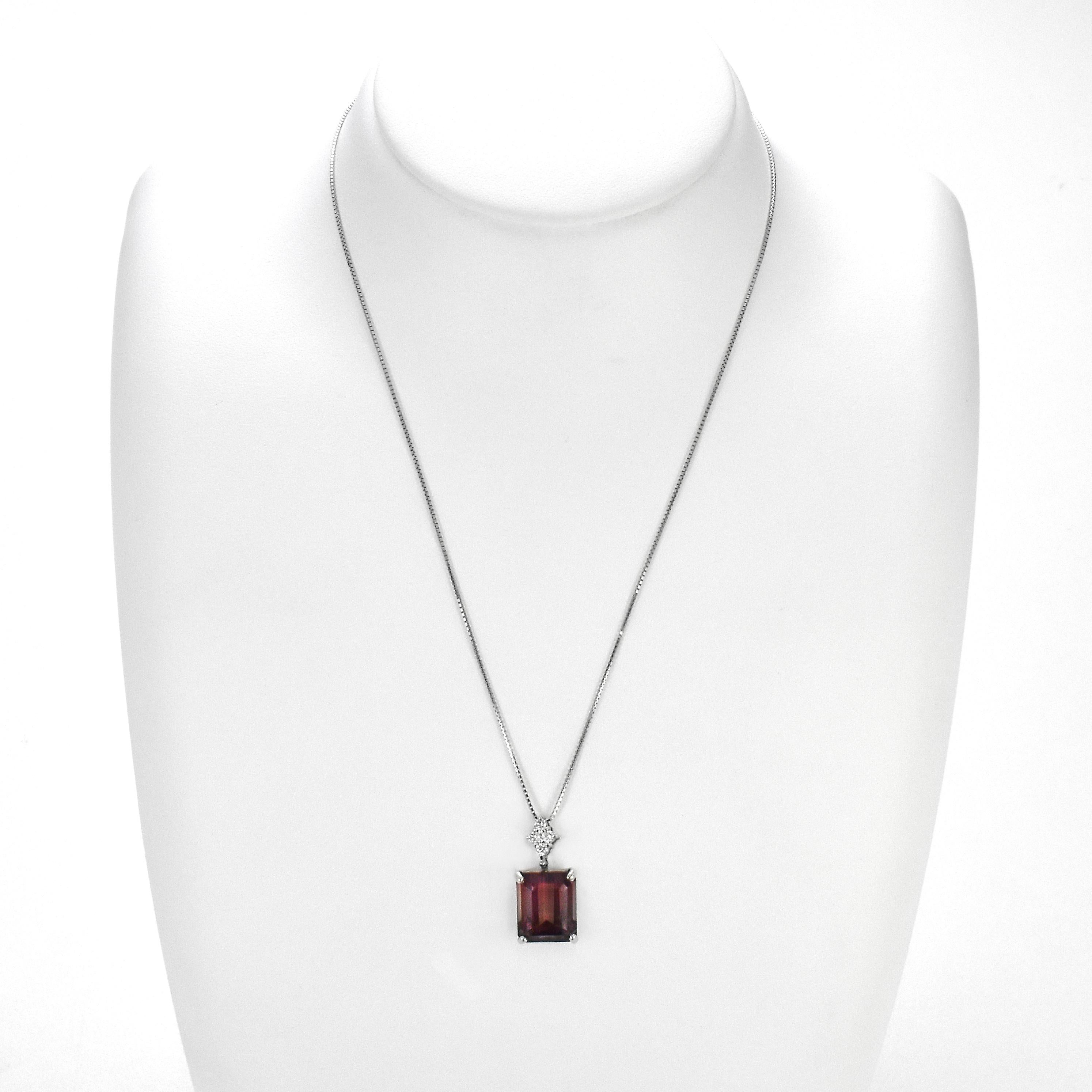 Un pendentif magnifique composé d'une tourmaline bicolore naturelle de 8,68 carats et de 0,13 carats de diamants sertis dans de l'or blanc 18 carats. Les tourmalines ont été découvertes pour la première fois par les Conquistadors espagnols au Brésil