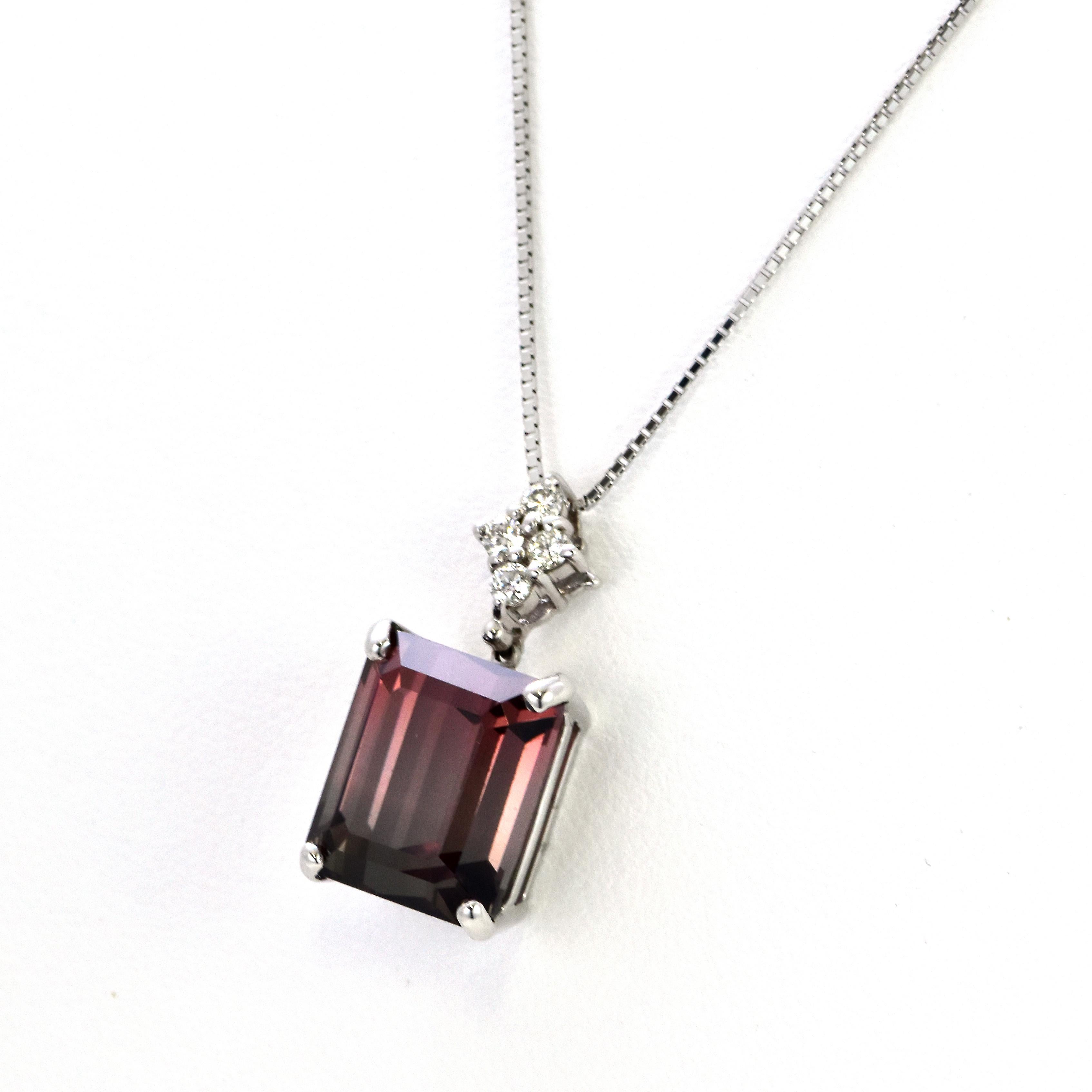 Taille octogone Pendentif en or blanc 18 carats, tourmaline naturelle bicolore et diamants de 8,68 carats en vente