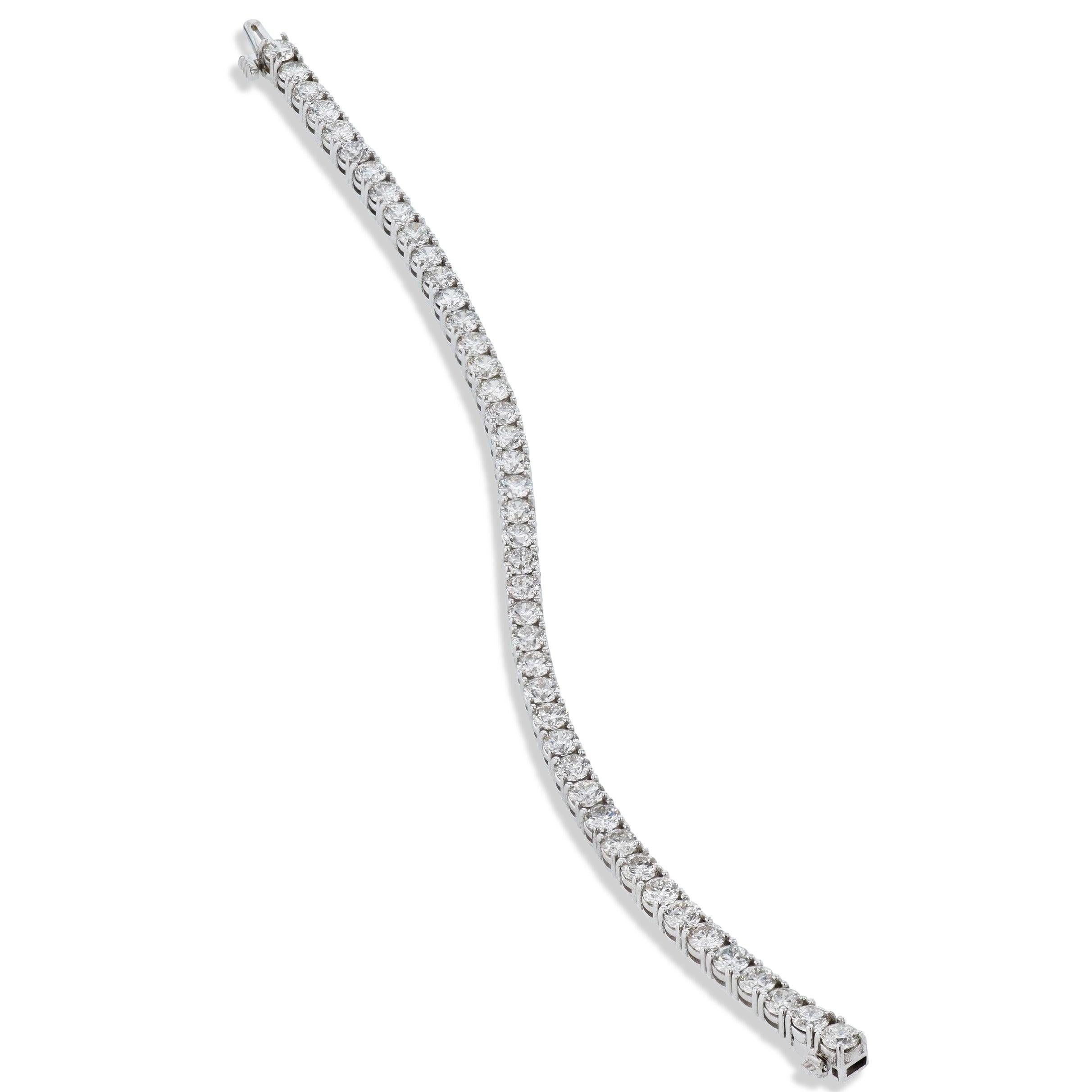 
Ce bracelet de tennis en or blanc 18 carats de la Collection Whitingal met en valeur de manière immaculée 44 diamants de la plus haute qualité et d'un poids total de 8,69 carats. Fabriquée méticuleusement à la main, cette belle pièce respire le