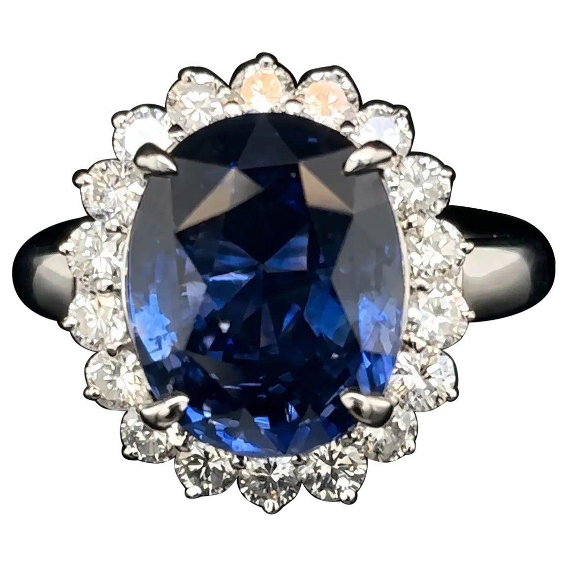 Anello importante in platino con zaffiro ovale da 8,69 carati NON TRATTATO TERMICAMENTE (certificato GIA) e diamanti