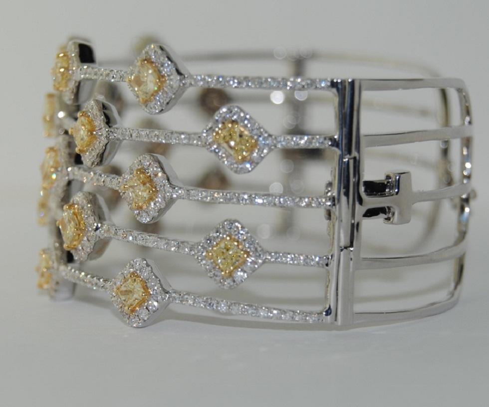 Contemporary 8.69 Carat Yellow and White Diamond Bangle Bracelet, 18 Karat Gold For Sale