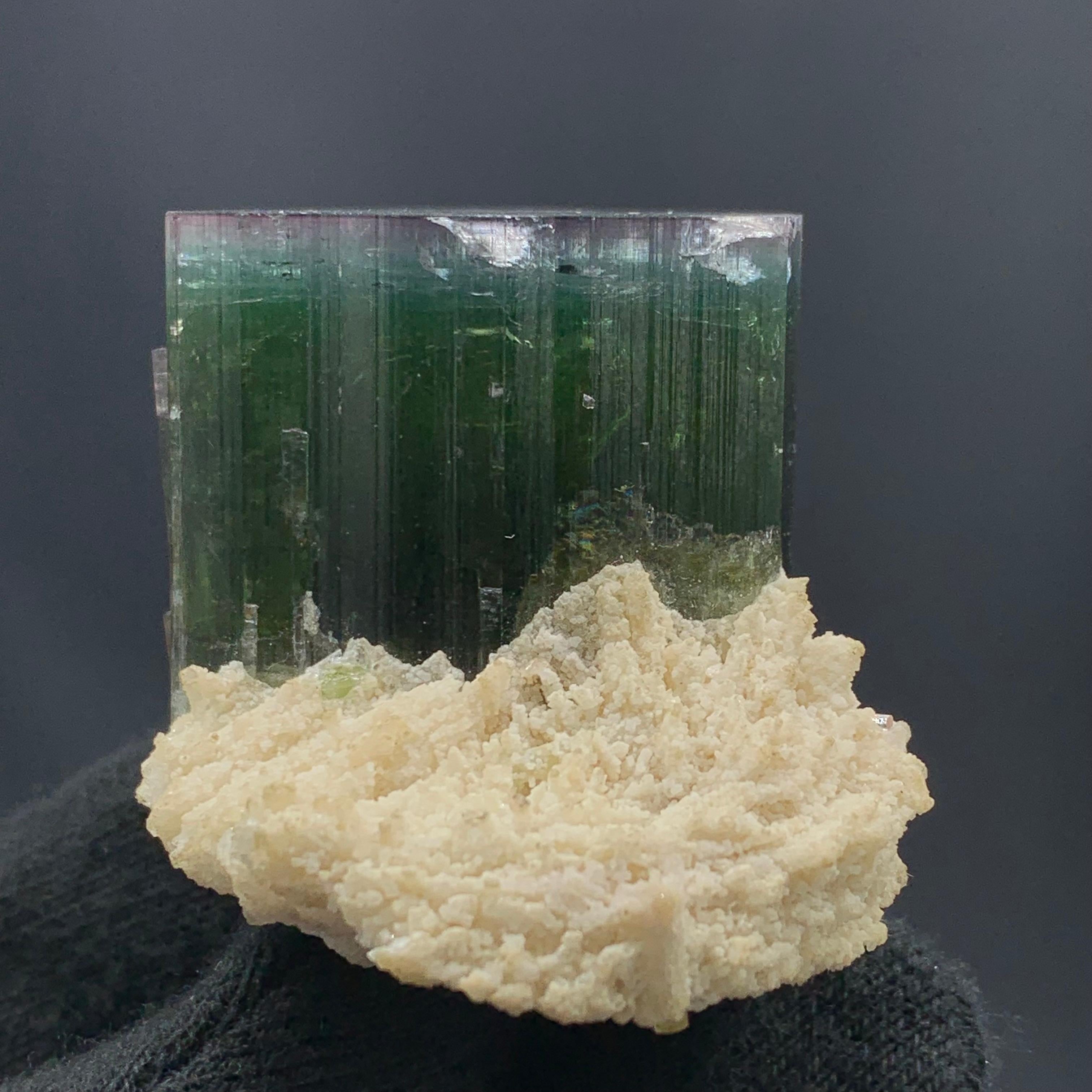 Cristal de roche Spécimen de tourmaline verte de Kunar, Afghanistan, 86,97 grammes  en vente