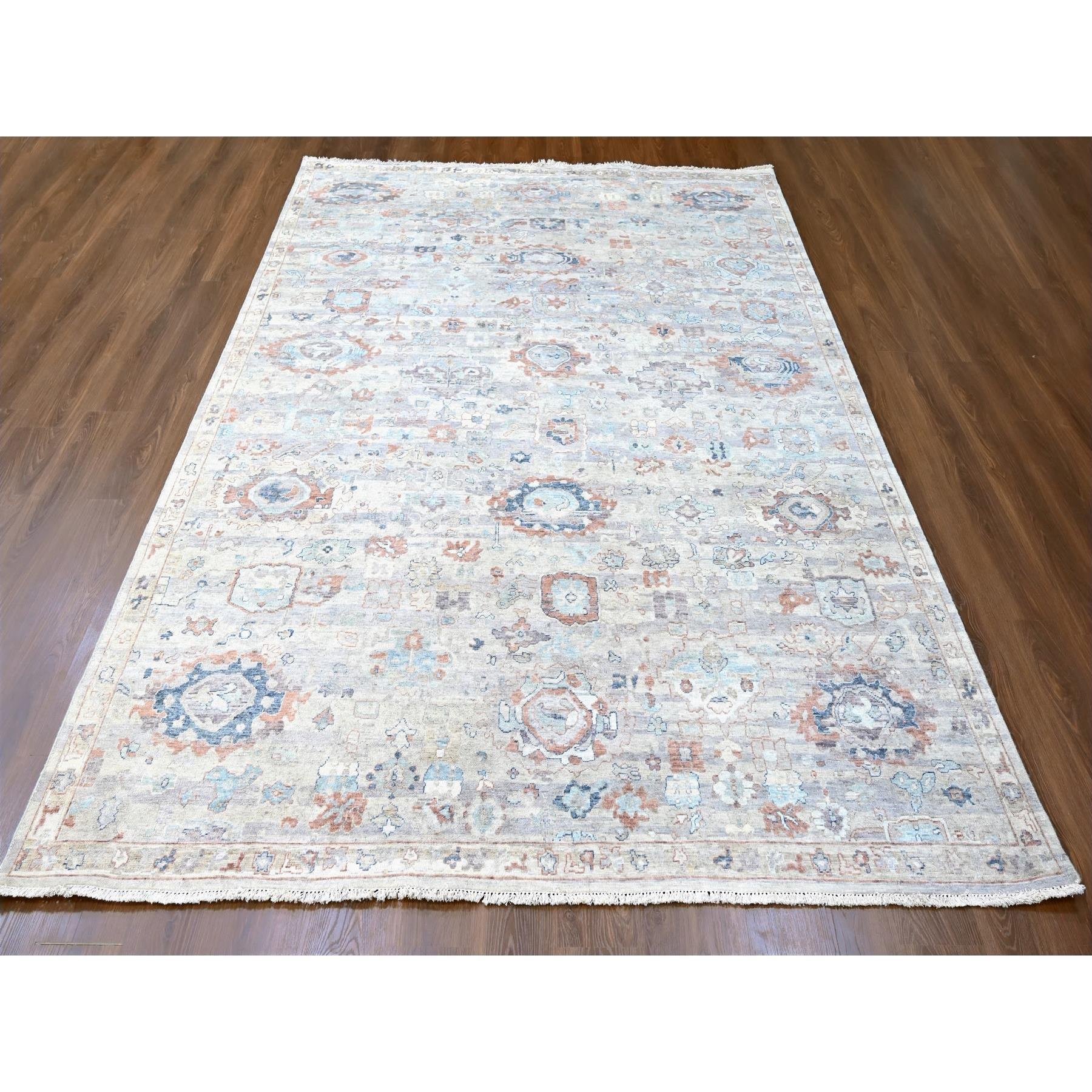 Misty Gray, Abrash Persisch mit All Over Leaf Design, 100% Reine Wolle, Null Flor, Niedrig rasiert, Handgeknüpft, Orientteppich
Primäre MATERIALIEN: Holz
Latex: Kein Flor 
Höhe: 0,25 Zoll
Stil: Traditionell
Grundfarbe: Grau
Sekundäre Farben: Orange,