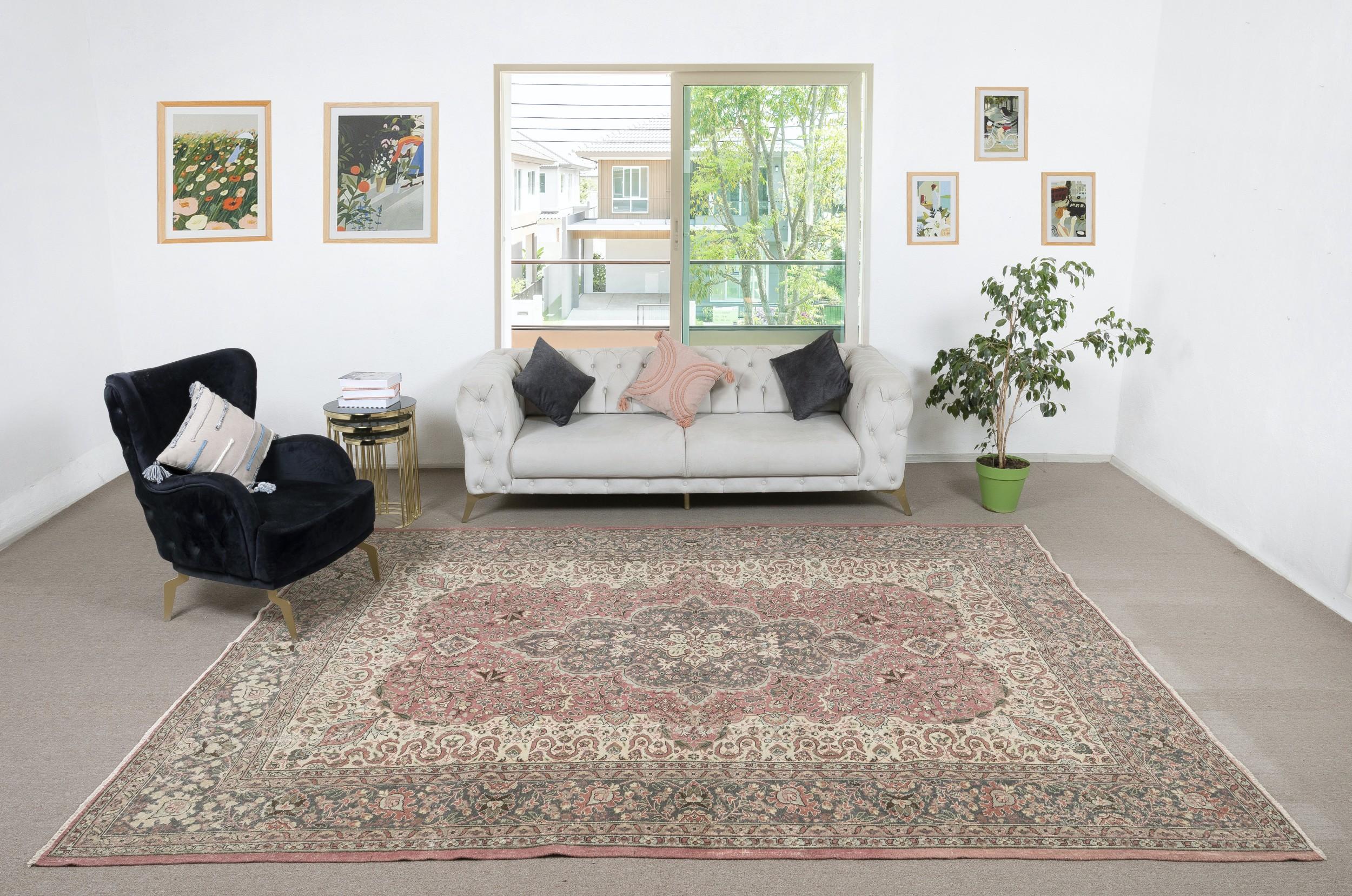 Verleihen Sie Ihrem Zuhause die zeitlose Schönheit dieses traditionellen, handgefertigten türkischen Teppichs im Vintage-Stil. Er ist ein handgeknüpftes Meisterwerk aus einer luxuriösen Mischung aus Wolle und Baumwolle. Dieser Teppich wird von